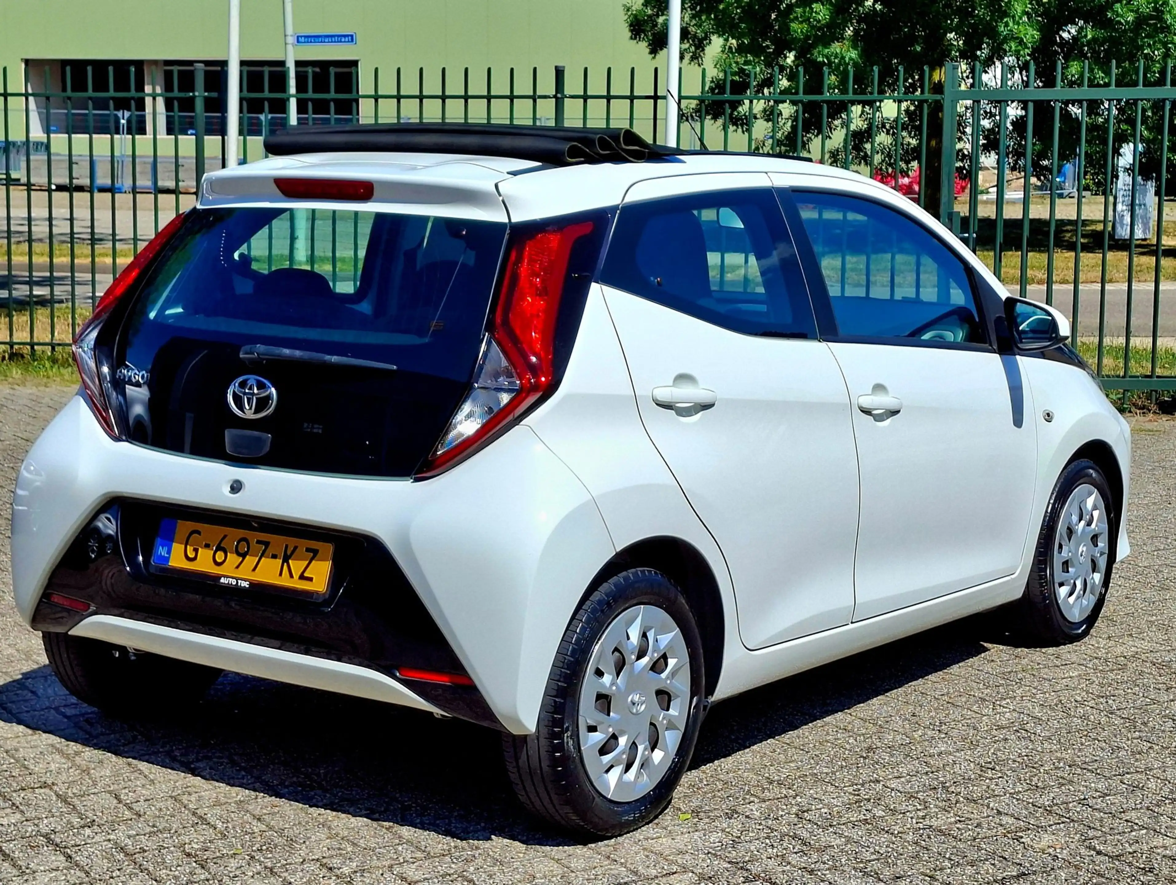 Toyota Aygo 1.0 VVT-i x-play limited Cabrio Top Airco Camera — photo 2
