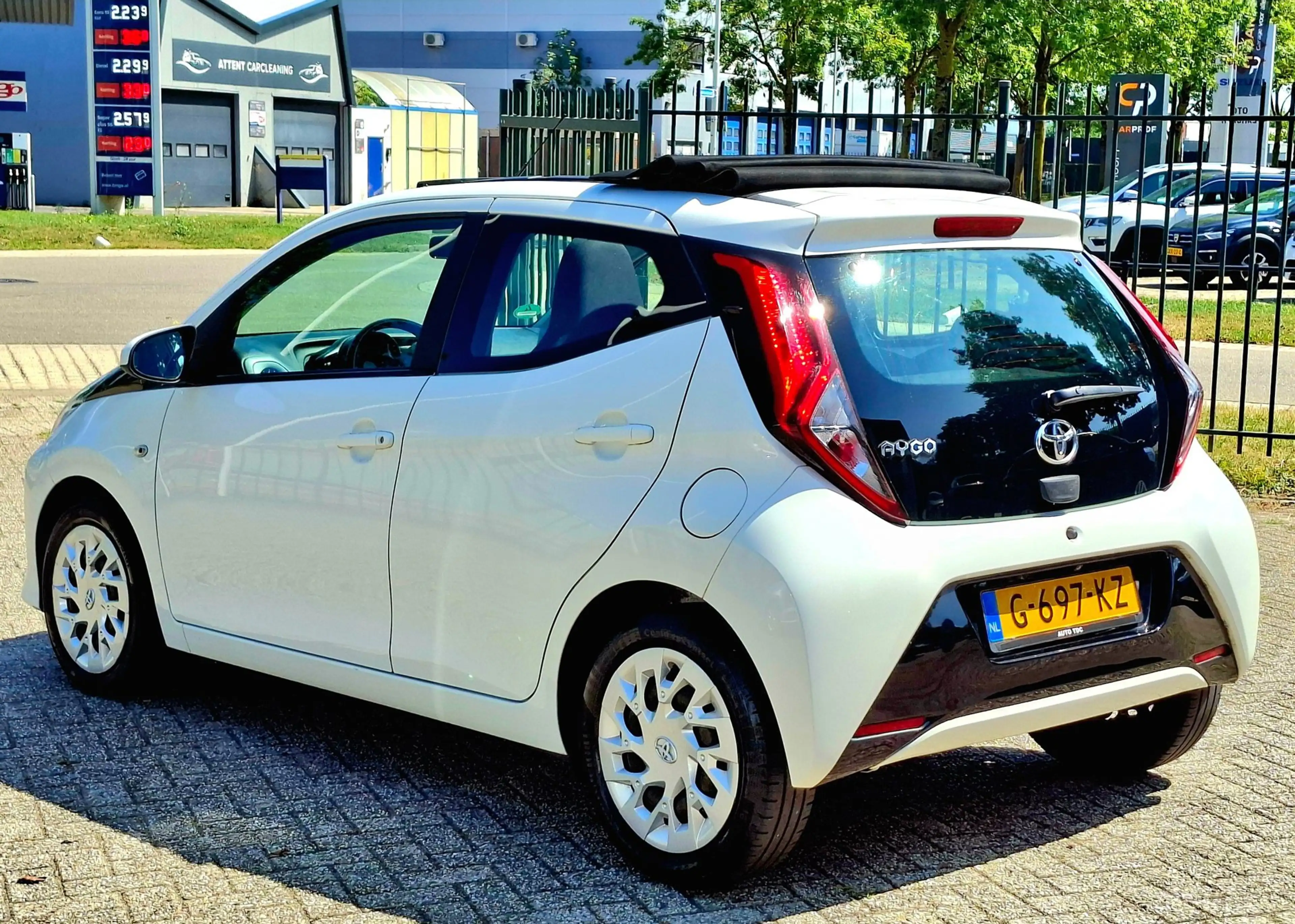 Toyota Aygo 1.0 VVT-i x-play limited Cabrio Top Airco Camera — photo 3