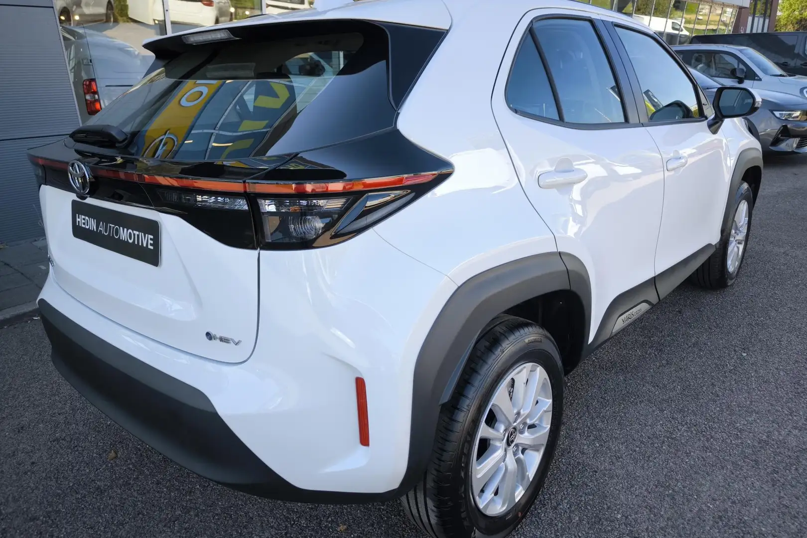 Toyota Yaris Cross 1.5 Hybrid 115 Active | Navigatie via App | Camera Wit - 2