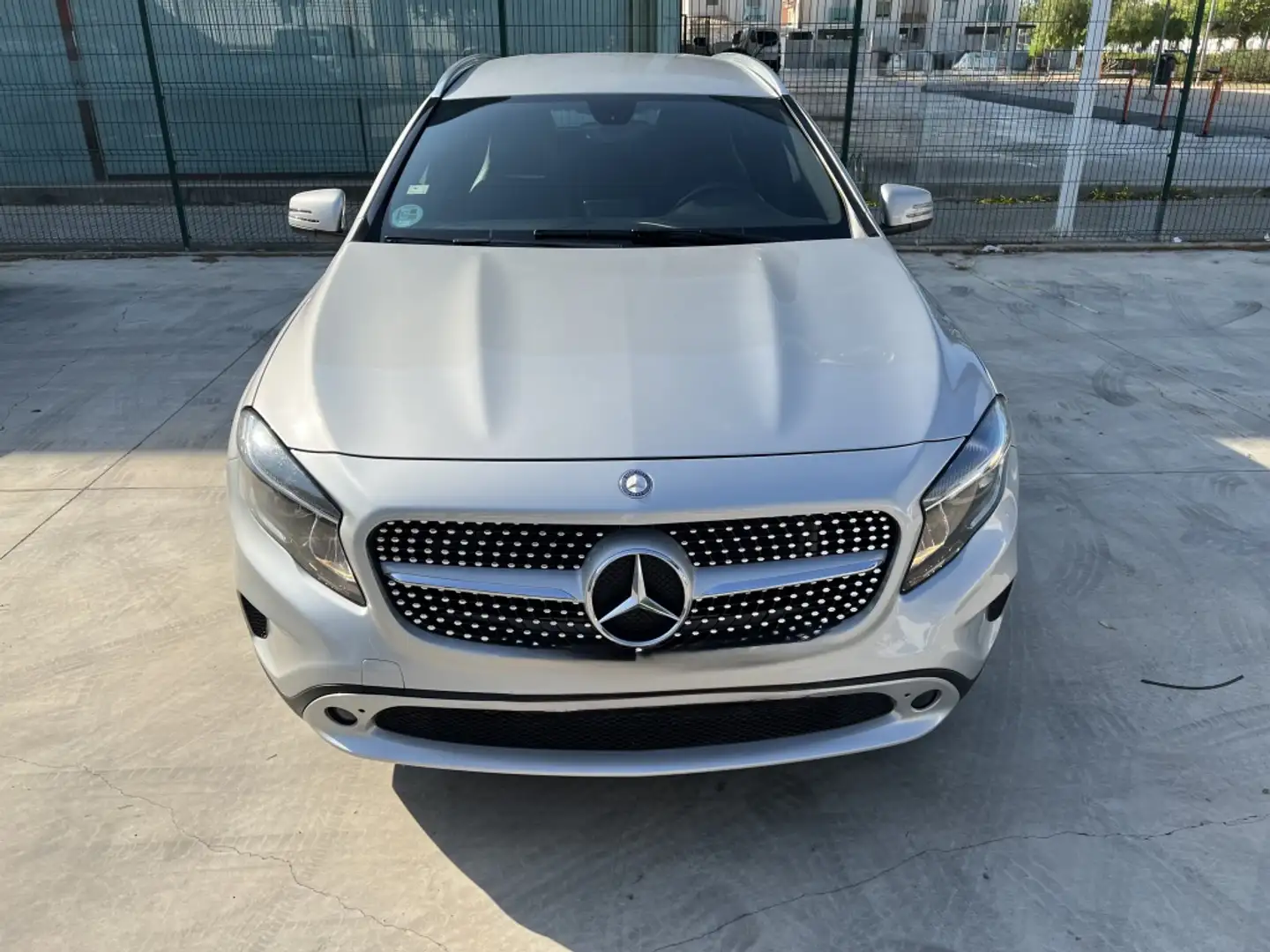 Mercedes-Benz GLA 180 CDI Inspiration 7G-DCT Gris - 2