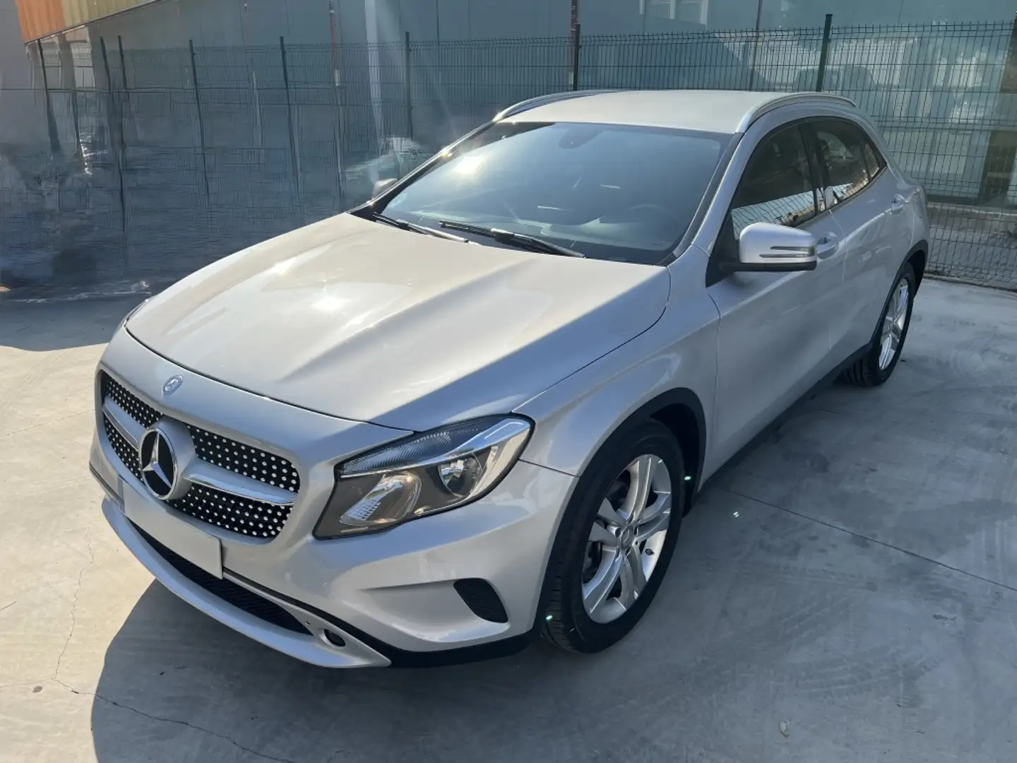 Mercedes-Benz GLA 180 CDI Inspiration 7G-DCT Gris - 1