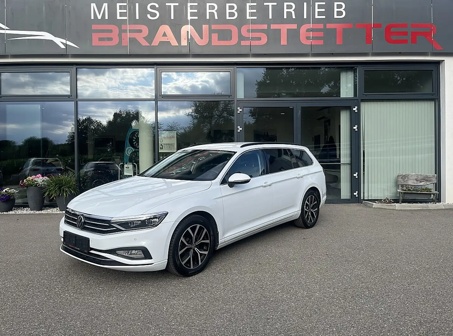 Volkswagen Passat Variant Business 2,0 SCR TDI DSG Weiß - 1