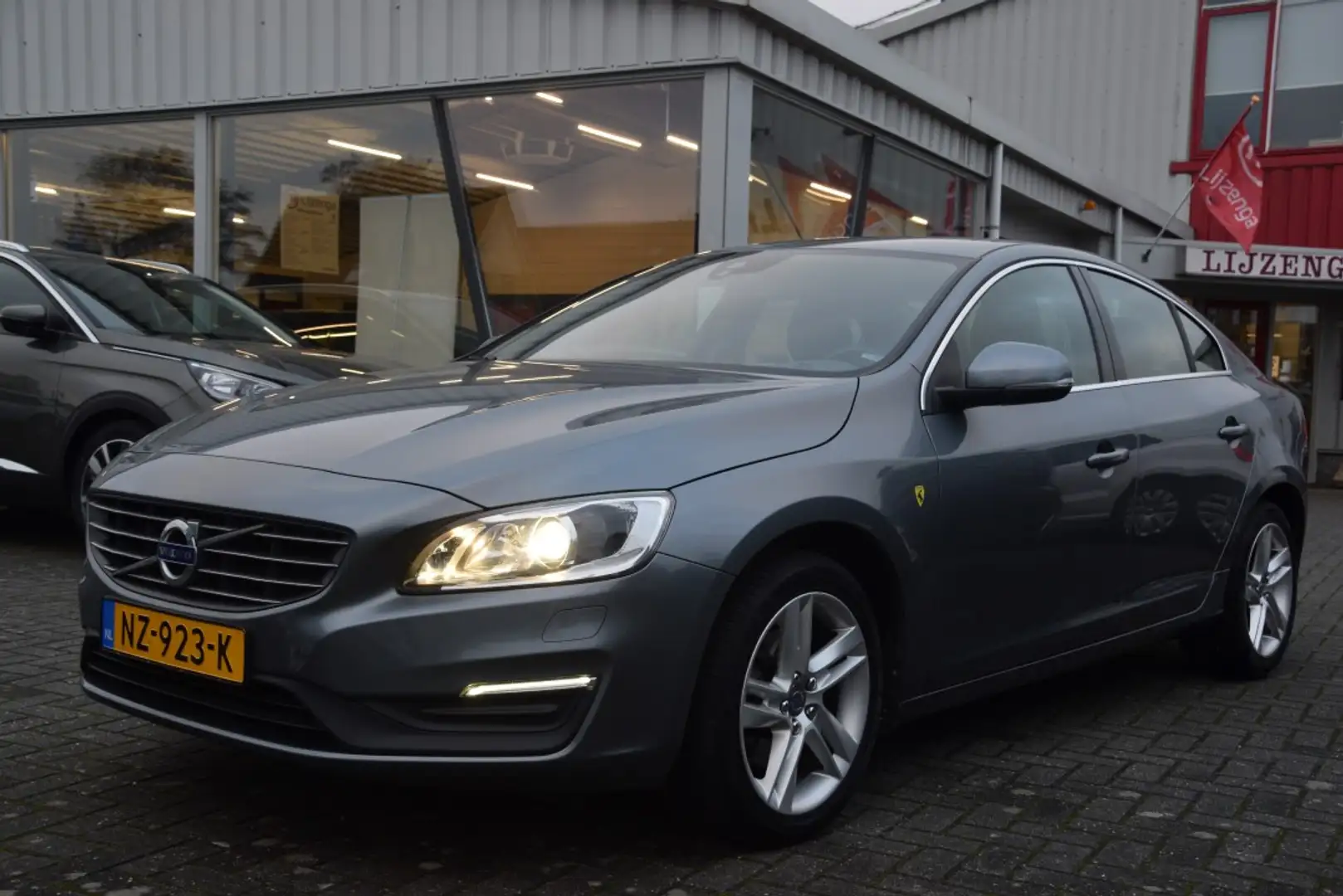 Volvo S60 2.0 D2 Summum Navi | Clima | Cruise | Radio/CD | P Grau - 2