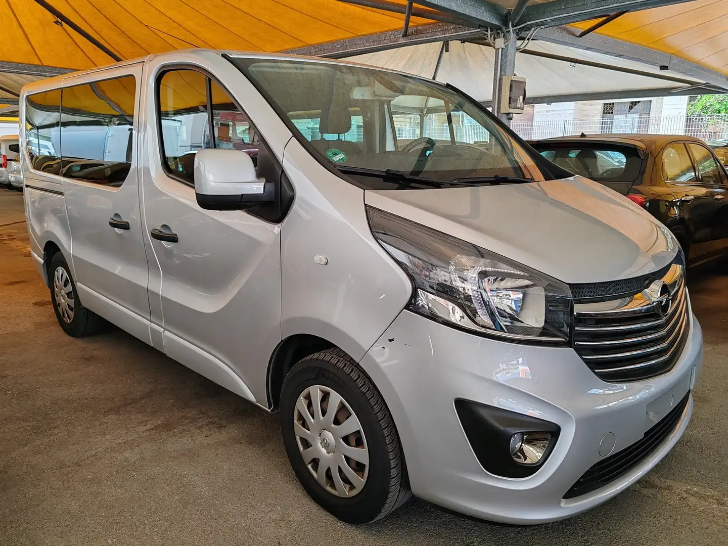 Opel Vivaro Gris - 1