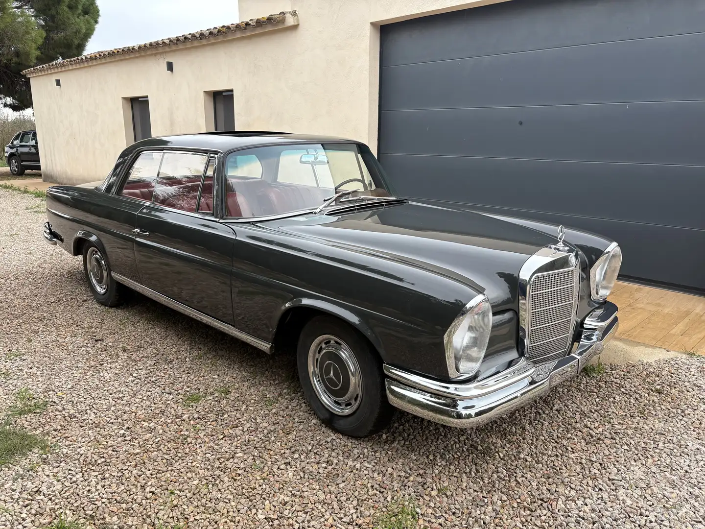 Mercedes-Benz 220 - 1