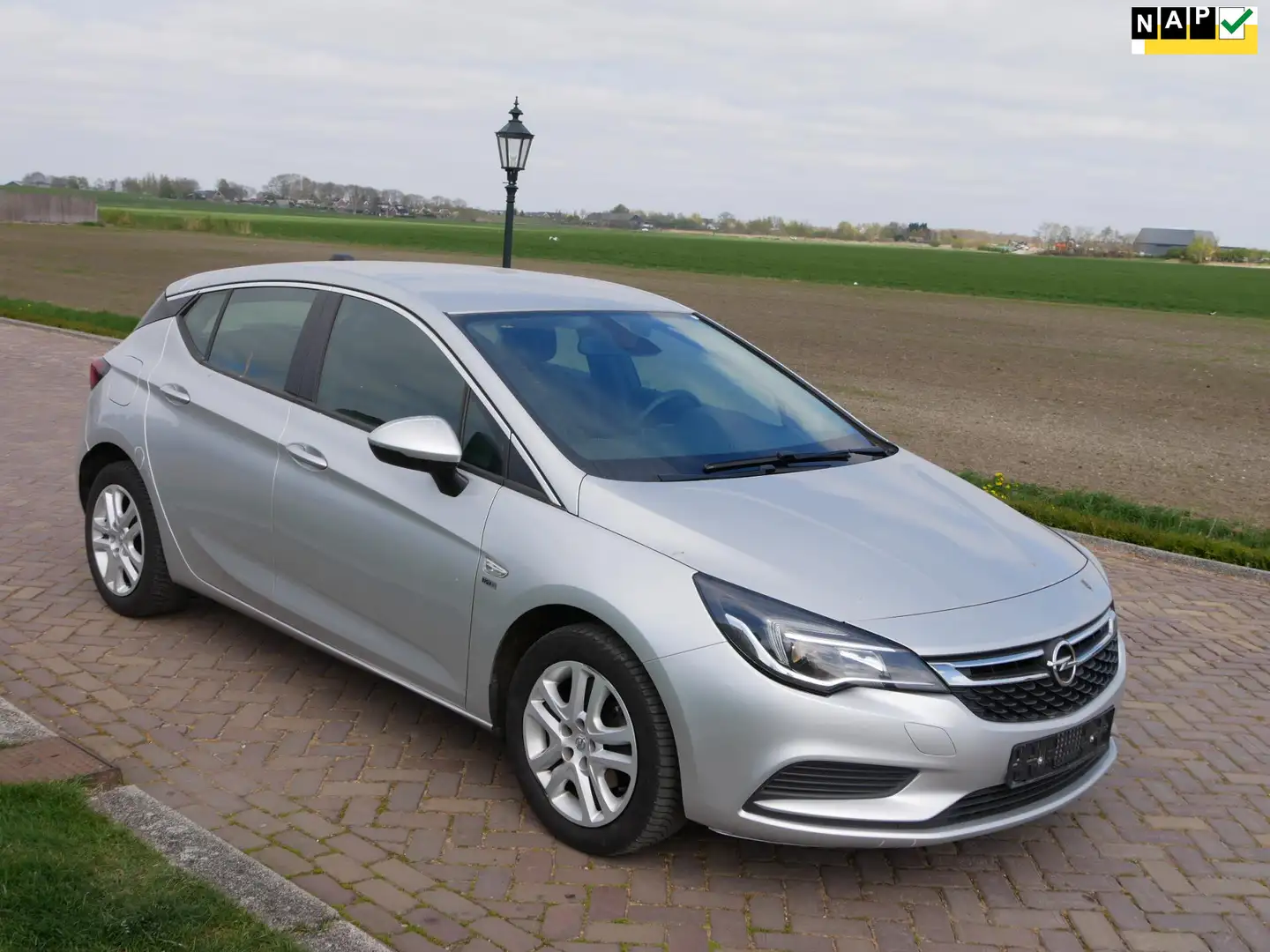 Opel Astra 1.6 CDTI 120 Jaar Edition AC NAVI ** MARGE CAR ** Zilver - 1