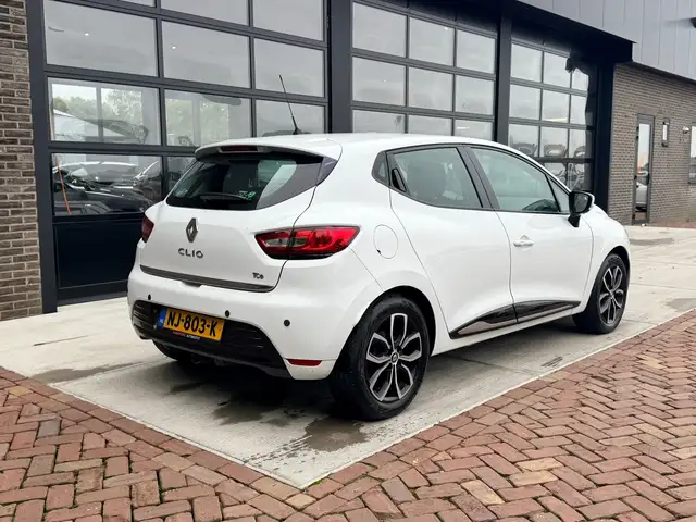 Renault Clio view 2