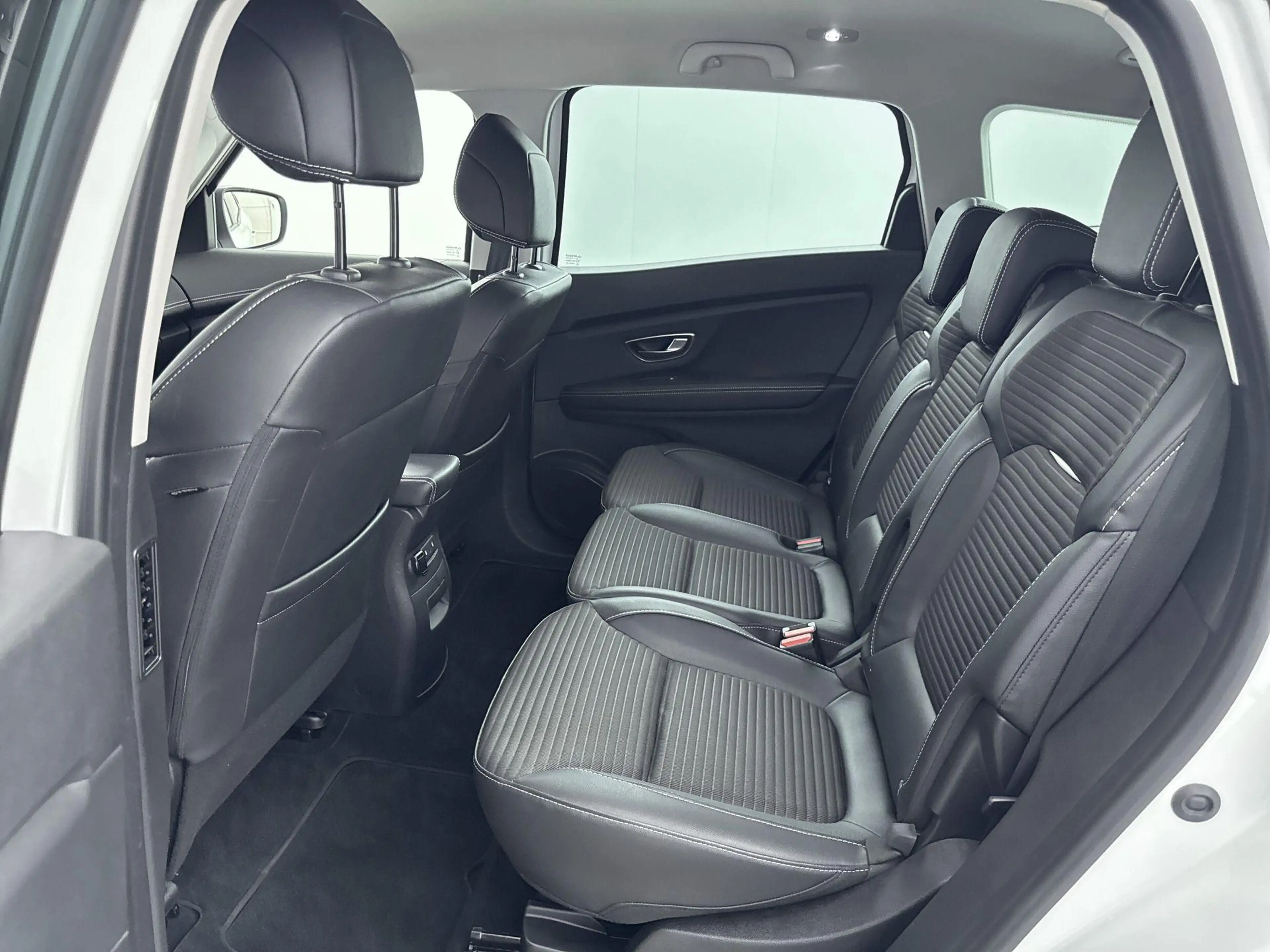 Renault Grand Scenic 140 pk TCe Intens | Trekhaak | Camera | Parkeersen — photo 15