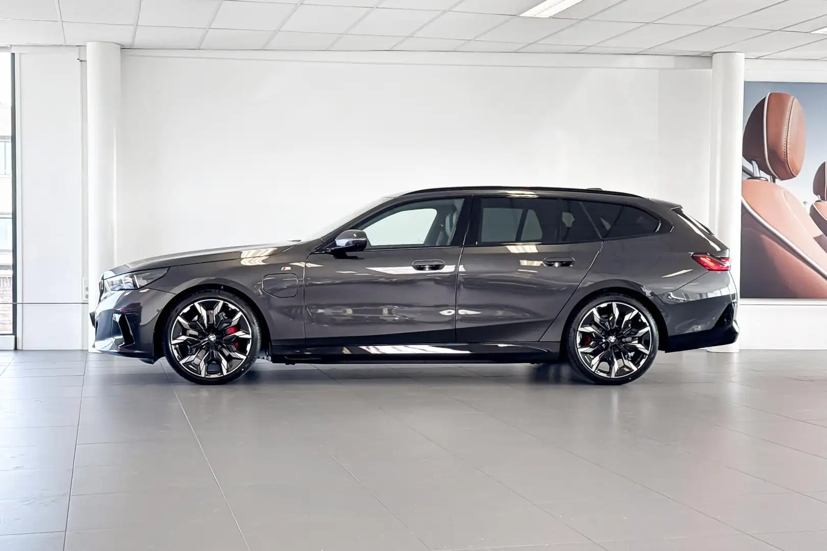 BMW 530 5 Serie Touring 530e M Sport Edition | M Sport Pro Grijs - 2