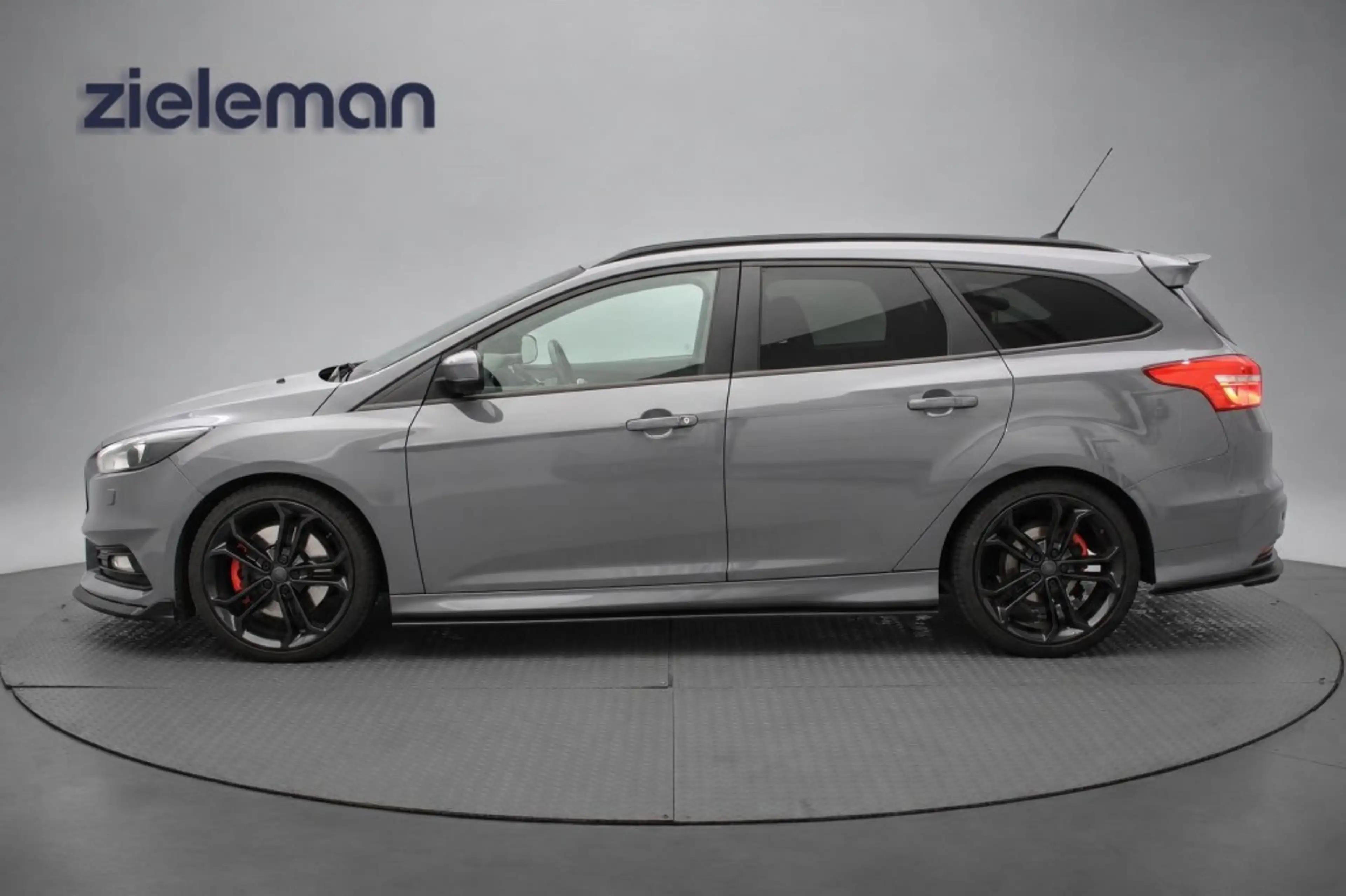Ford Focus Wagon 2.0 ST 250 Pk - Navi, Camera, Recardo Sports — photo 20