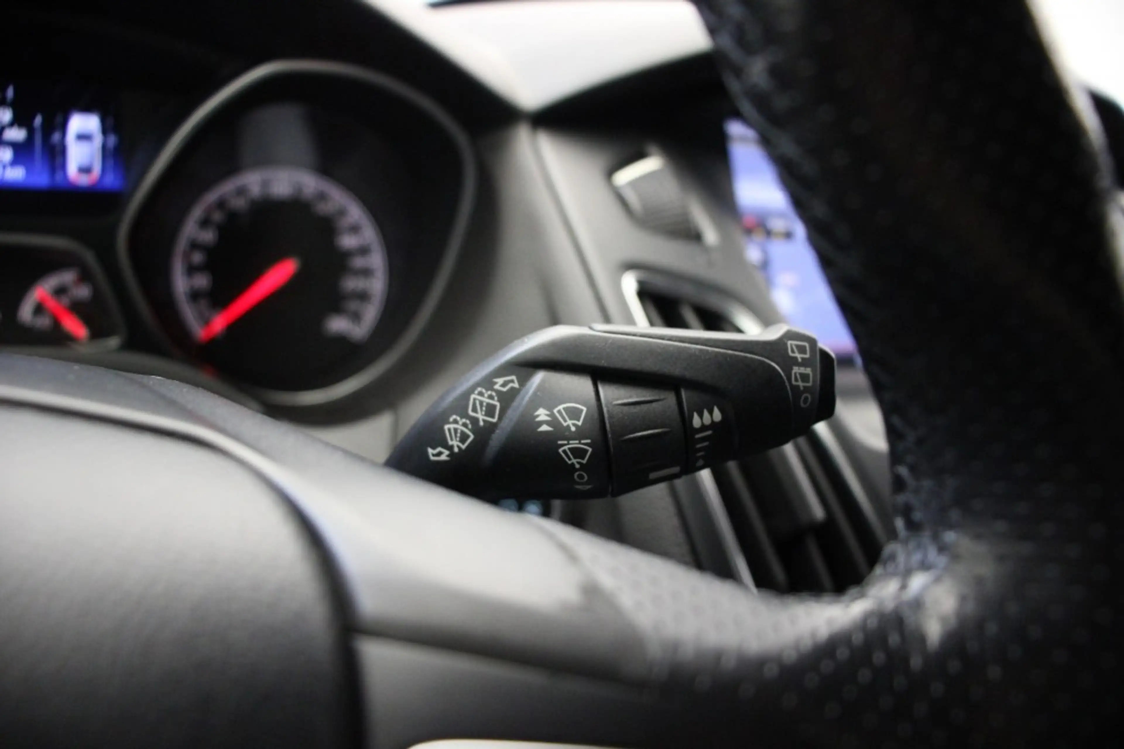 Ford Focus Wagon 2.0 ST 250 Pk - Navi, Camera, Recardo Sports — photo 27