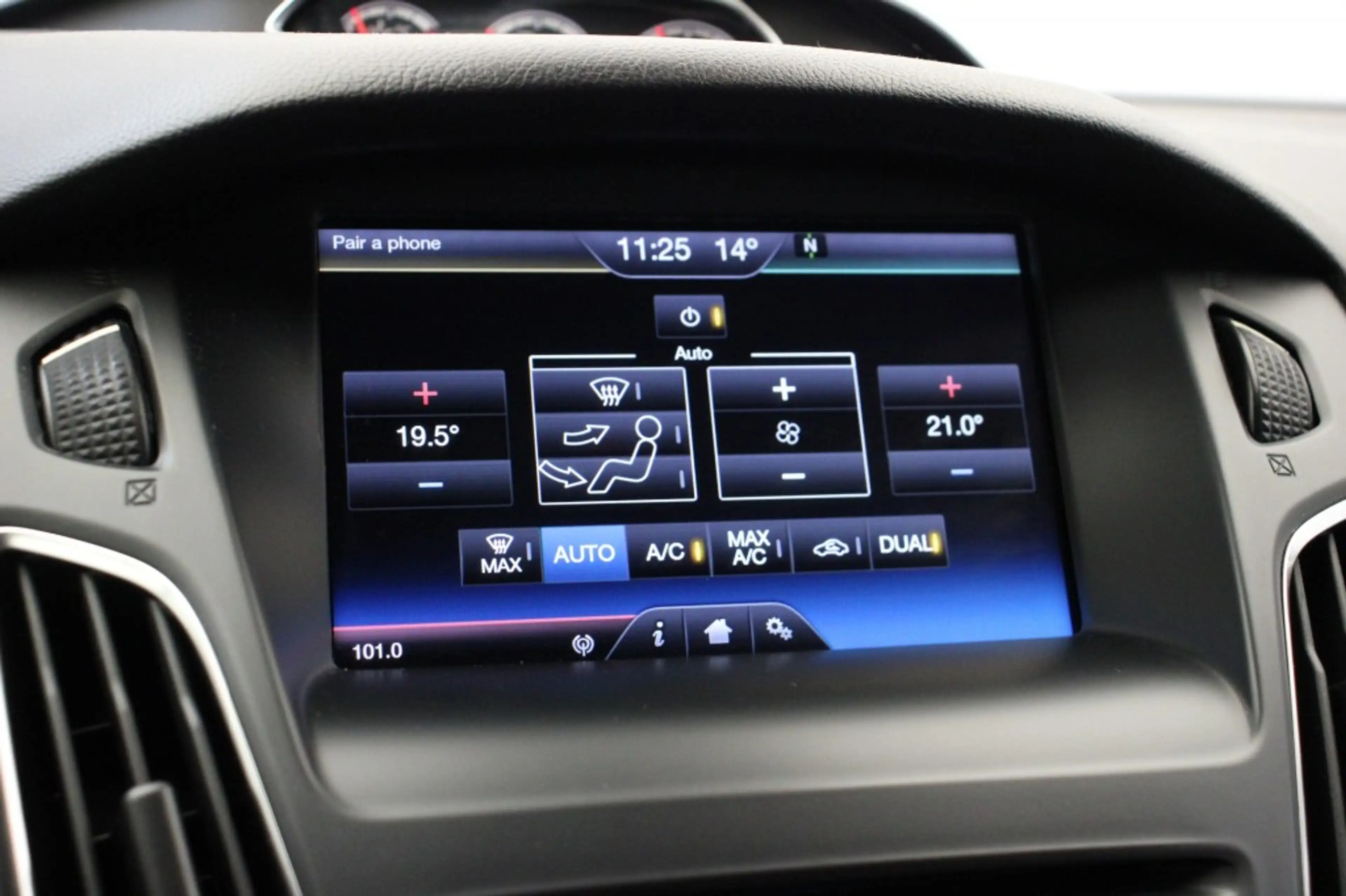 Ford Focus Wagon 2.0 ST 250 Pk - Navi, Camera, Recardo Sports — photo 31
