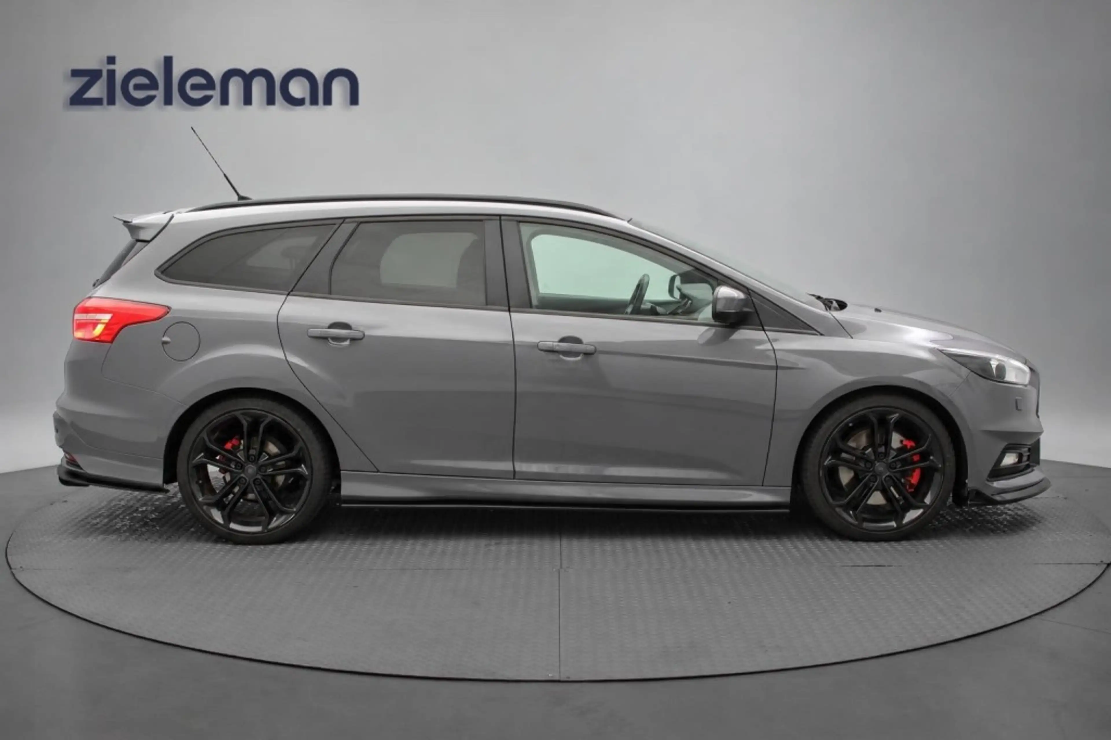 Ford Focus Wagon 2.0 ST 250 Pk - Navi, Camera, Recardo Sports — photo 17