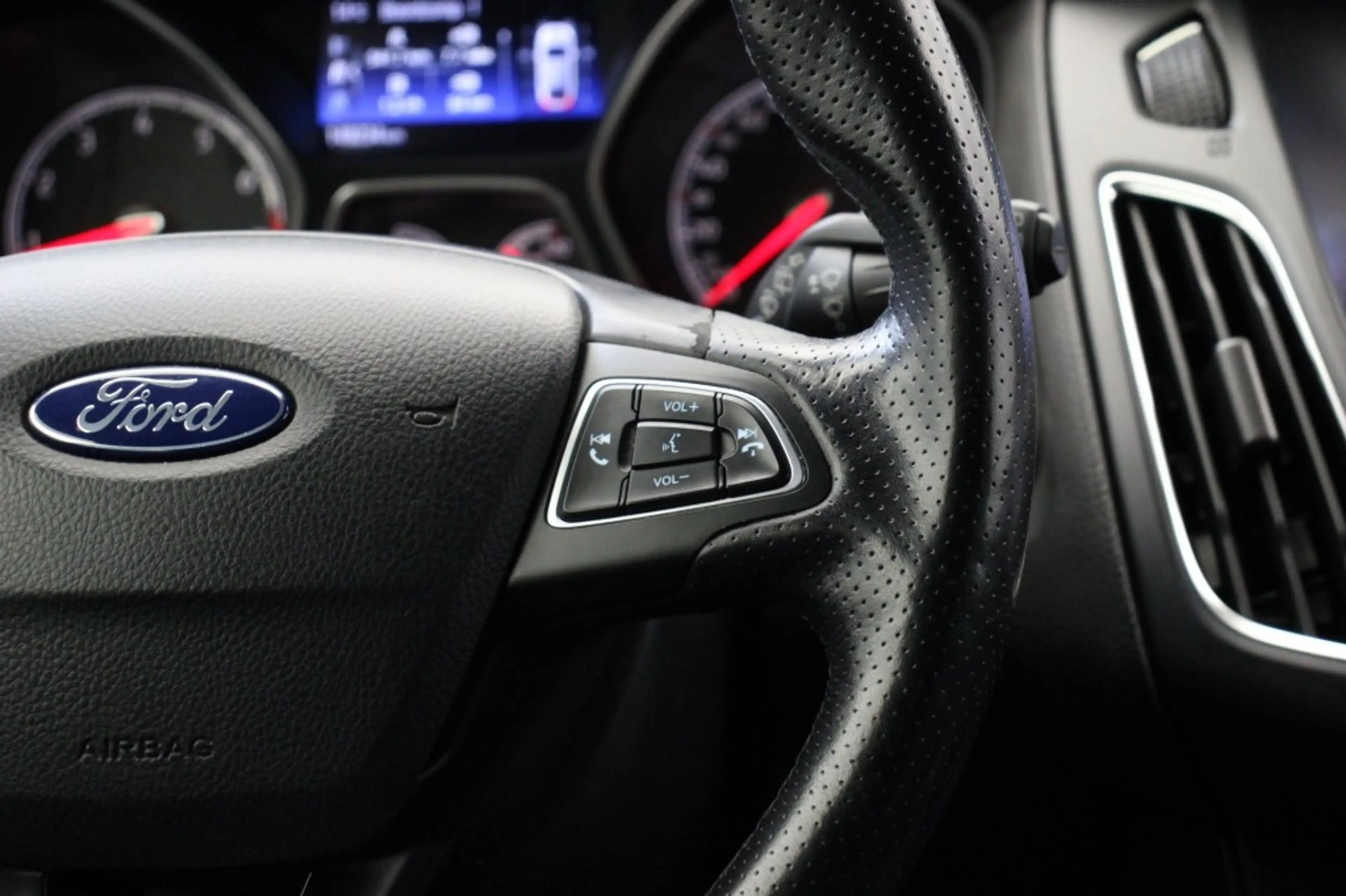 Ford Focus Wagon 2.0 ST 250 Pk - Navi, Camera, Recardo Sports — photo 24