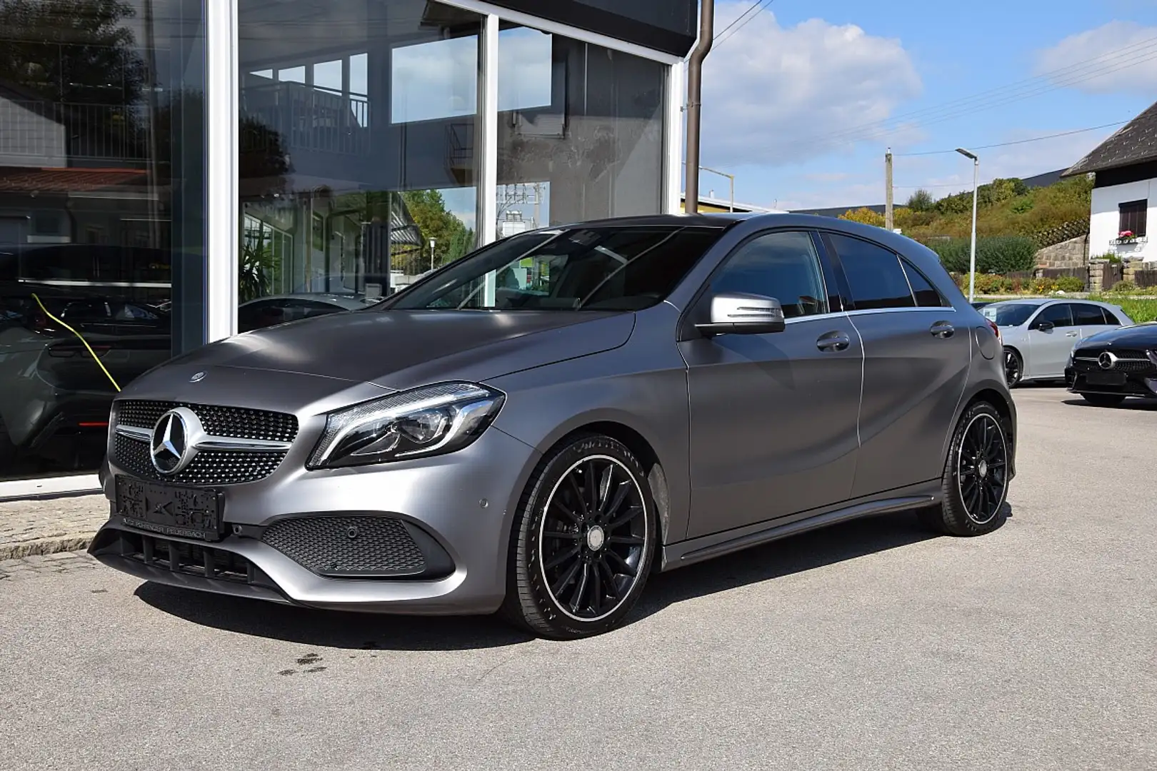 Mercedes-Benz A 200 *AMG-Line* Gris - 2