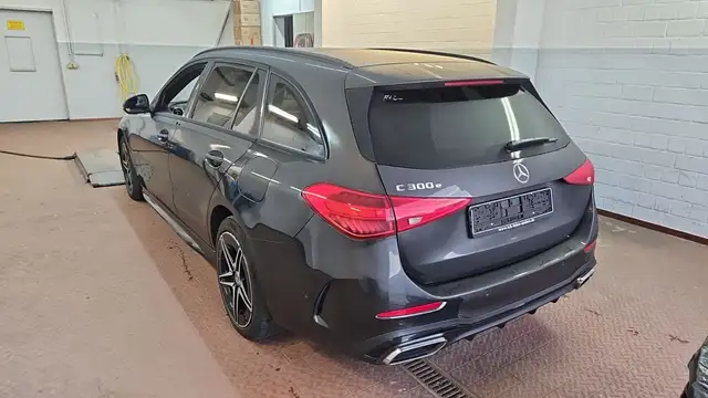 Mercedes-Benz C-Class view 4