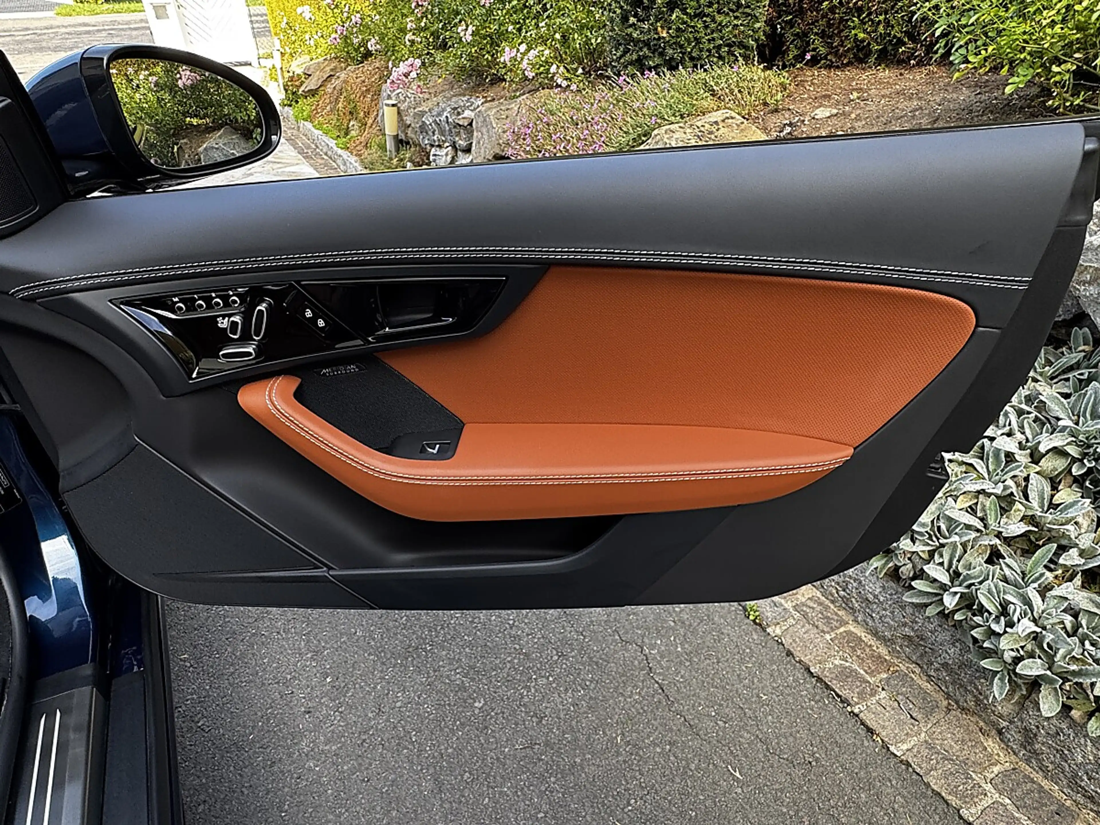 Jaguar F-Type R-Dynamic P450 Cabrio — photo 14