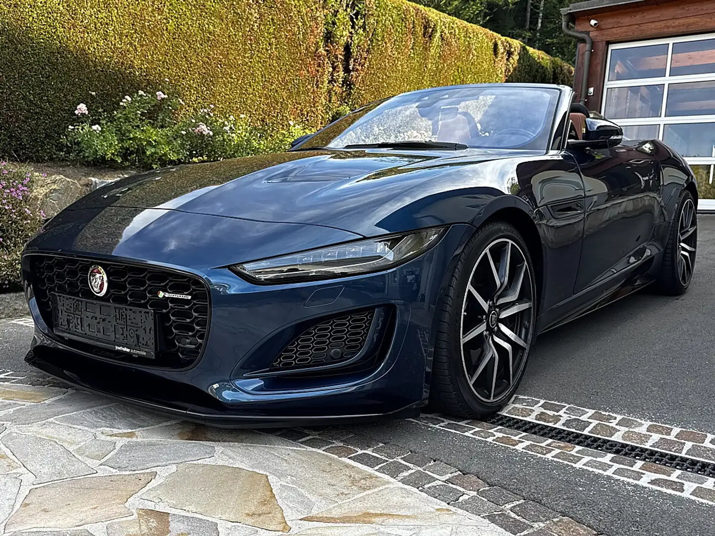 Jaguar F-Type R-Dynamic P450 Cabrio Blau - 1