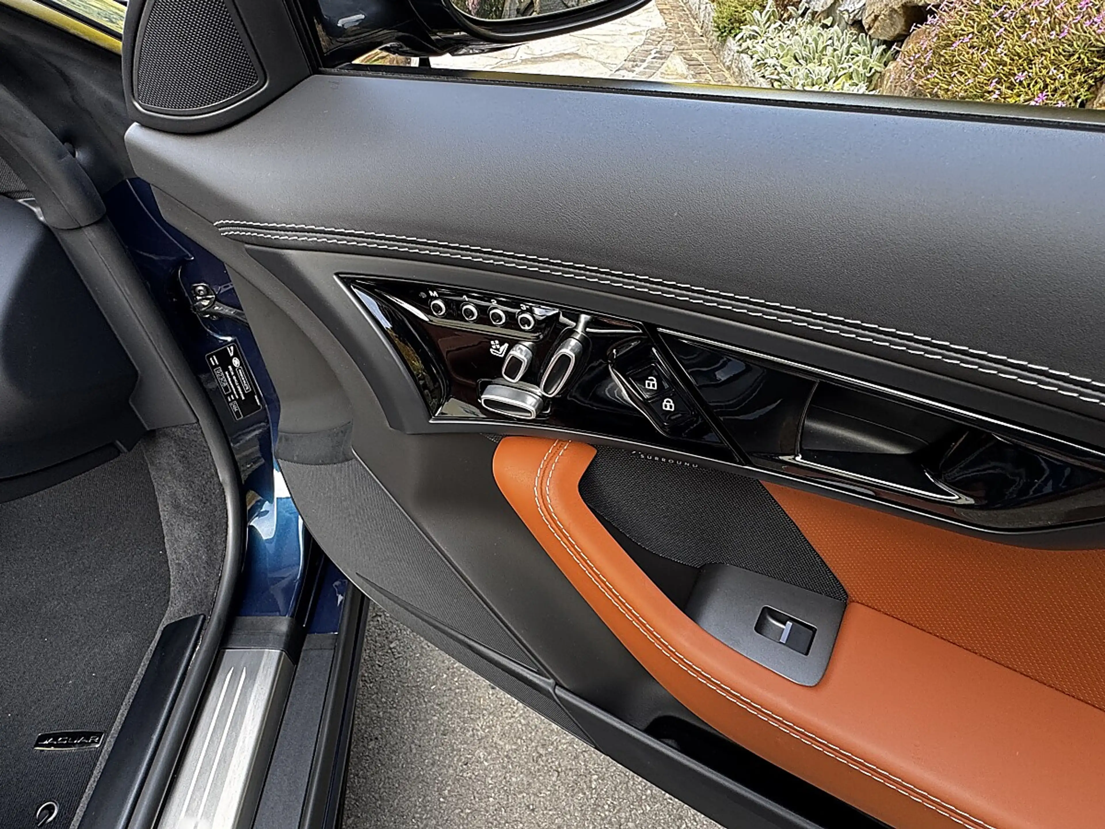Jaguar F-Type R-Dynamic P450 Cabrio — photo 11