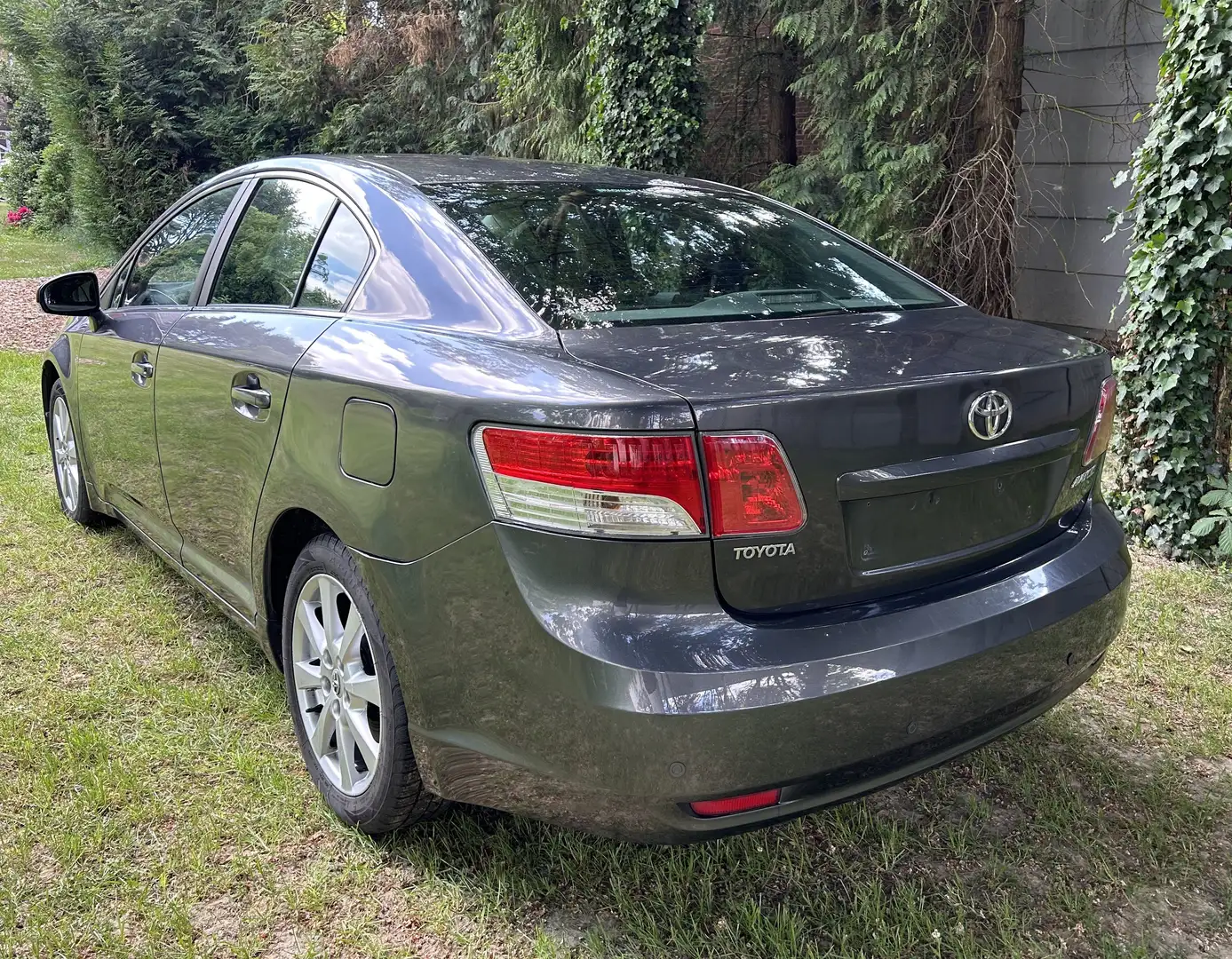 Toyota Avensis 2.0 D-4D Sol , Cuir Gris - 1