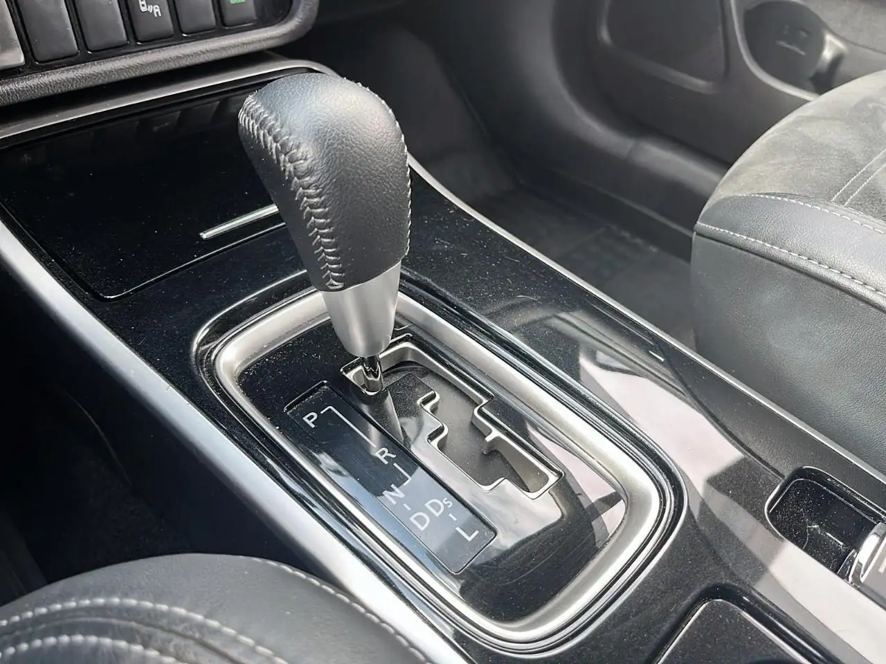 Mitsubishi Outlander снимка Mitsubishi Outlander