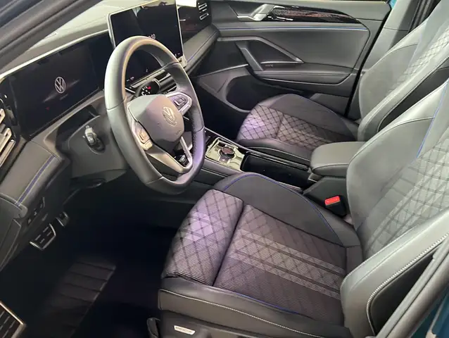 Volkswagen Tiguan view 4