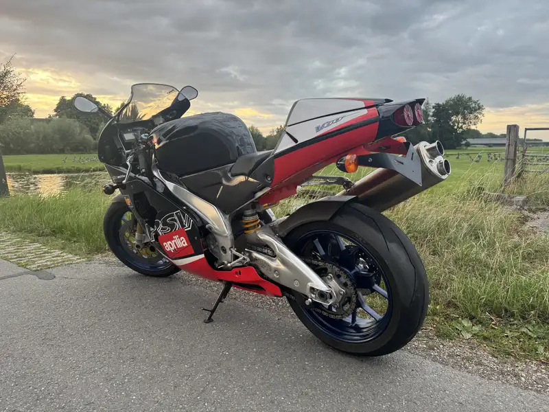 Aprilia RSV 1000 R - foto 3