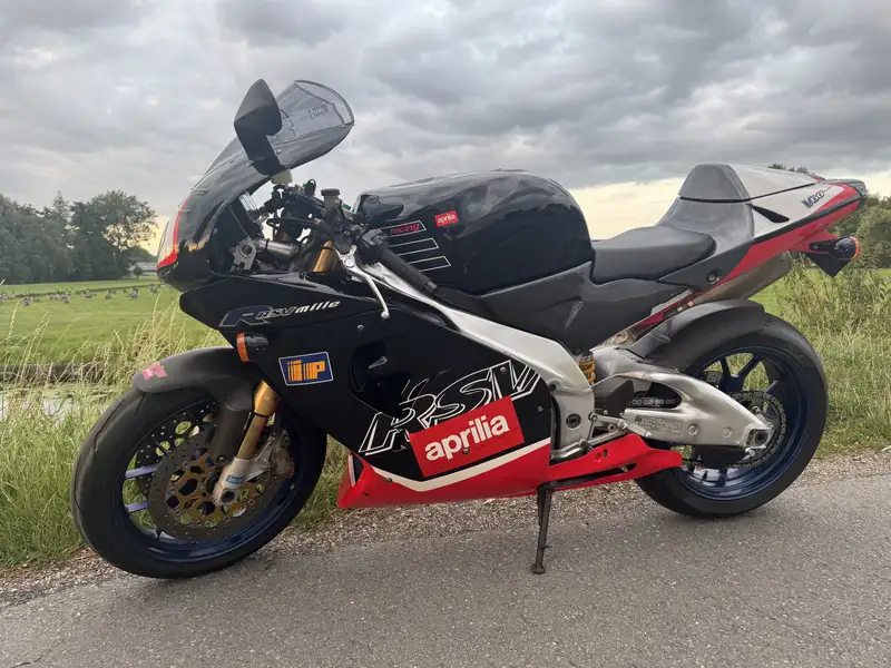 Aprilia RSV 1000 R - foto 2