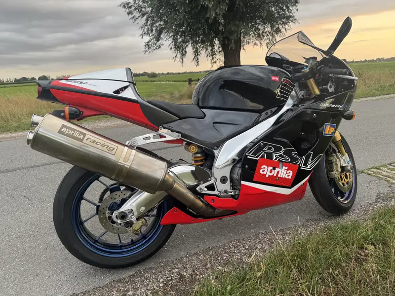 Aprilia RSV 1000 R - foto 4