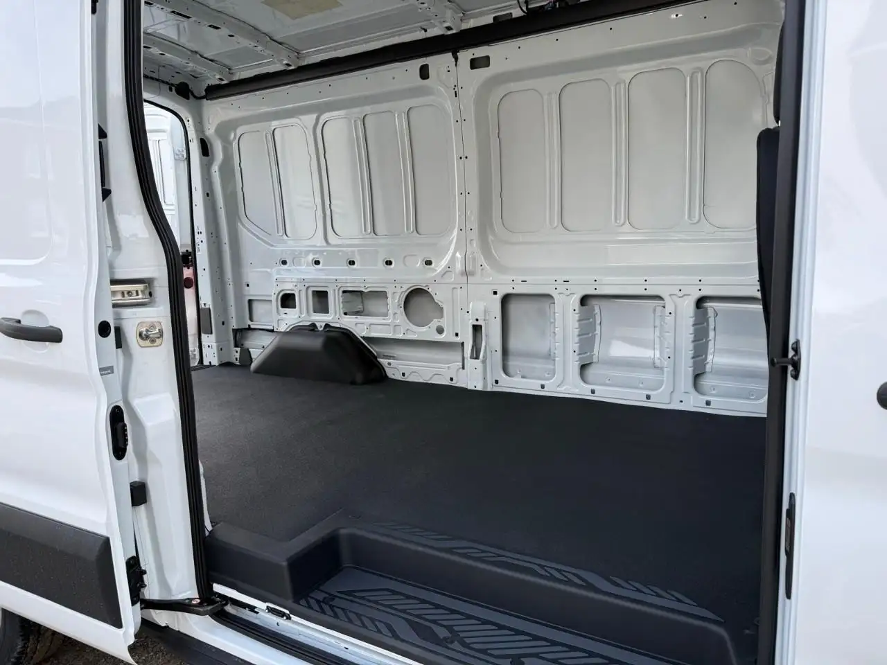 Ford Transit Cargo Van снимка Ford Transit Cargo Van