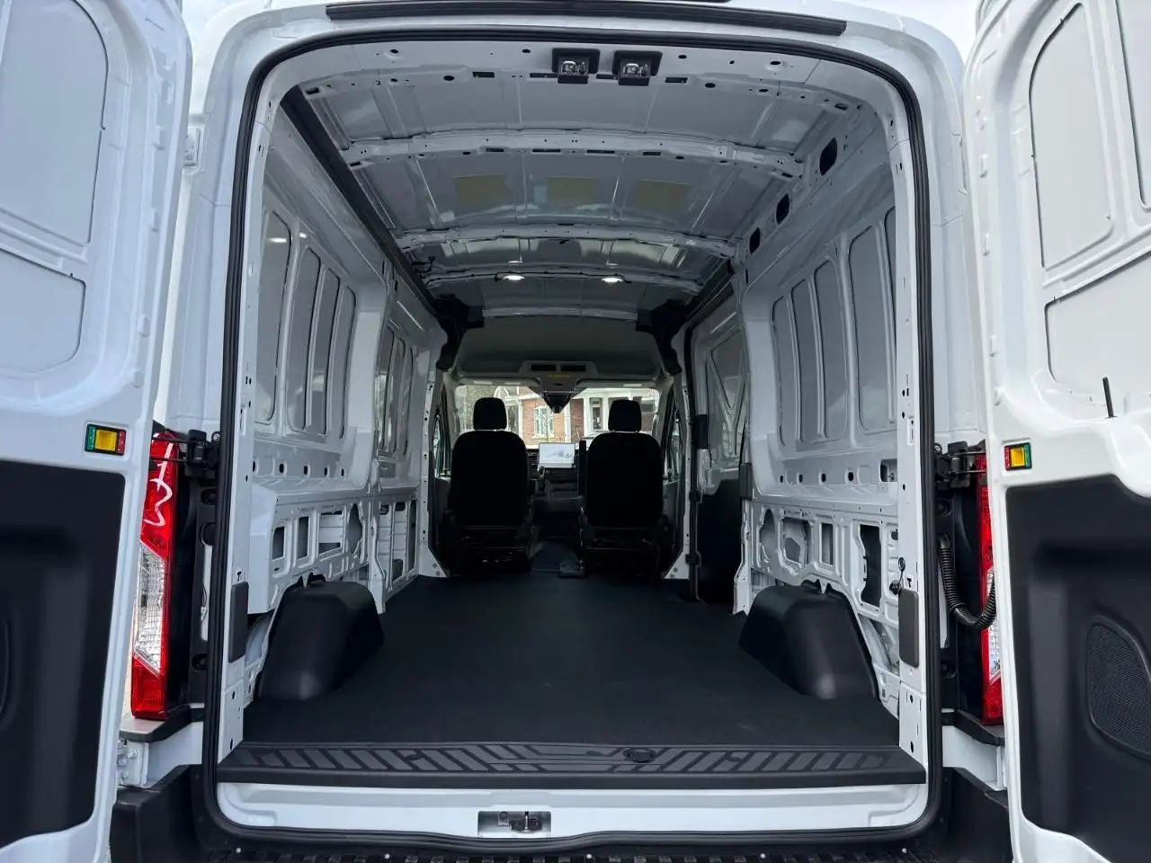Ford Transit Cargo Van снимка Ford Transit Cargo Van