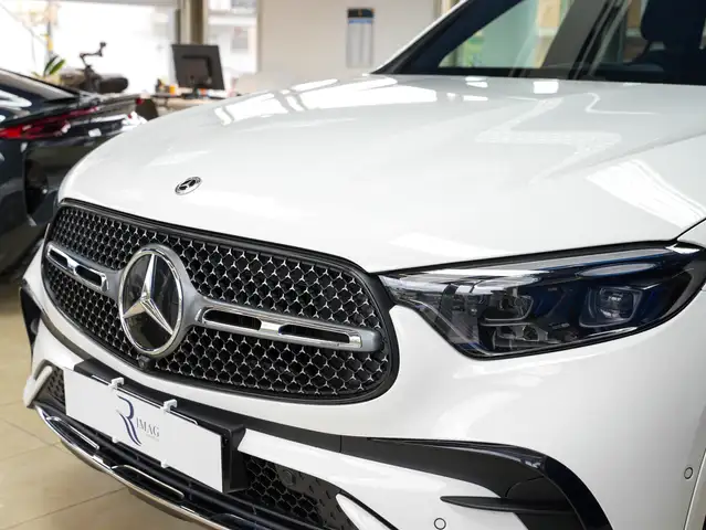 Mercedes-Benz 220 view 7