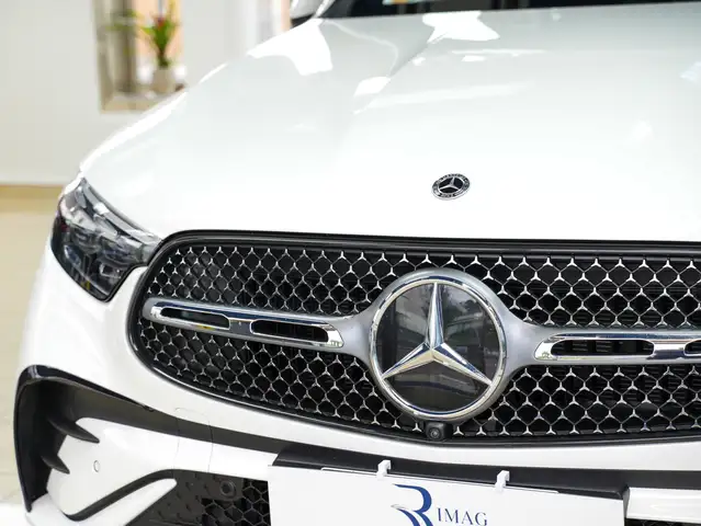 Mercedes-Benz 220 view 2