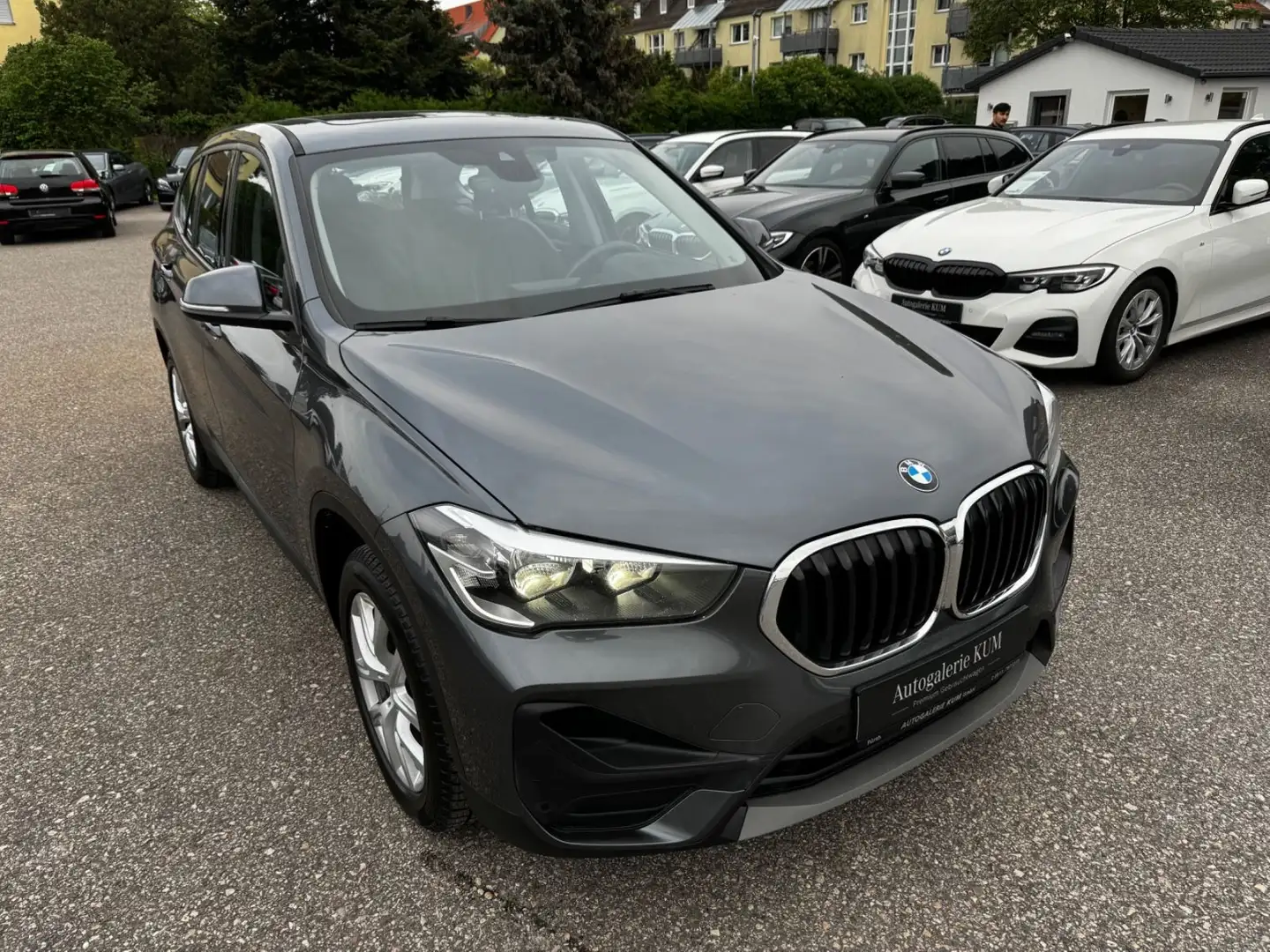 BMW X1 xDrive18d Advanatge|LEDER|NAVI-PROF|PANO| Grau - 1