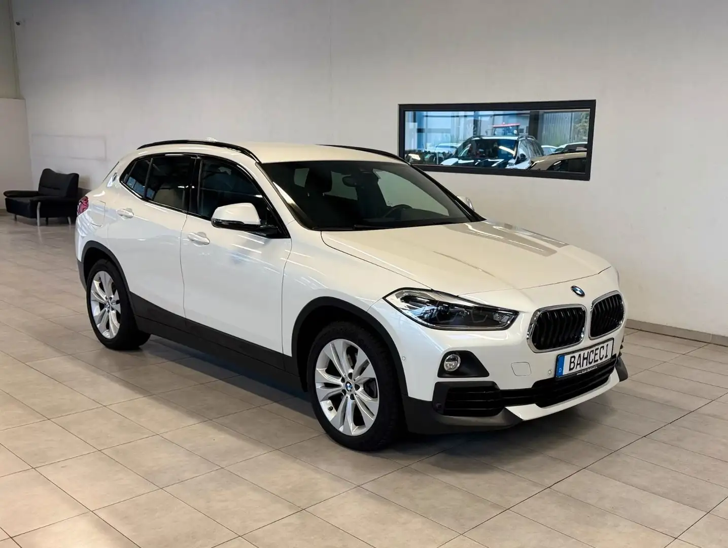 BMW X2 20i Autom.*KEYl*Navi+*ParkA*HUD*DrivA*HiFi* Weiß - 1