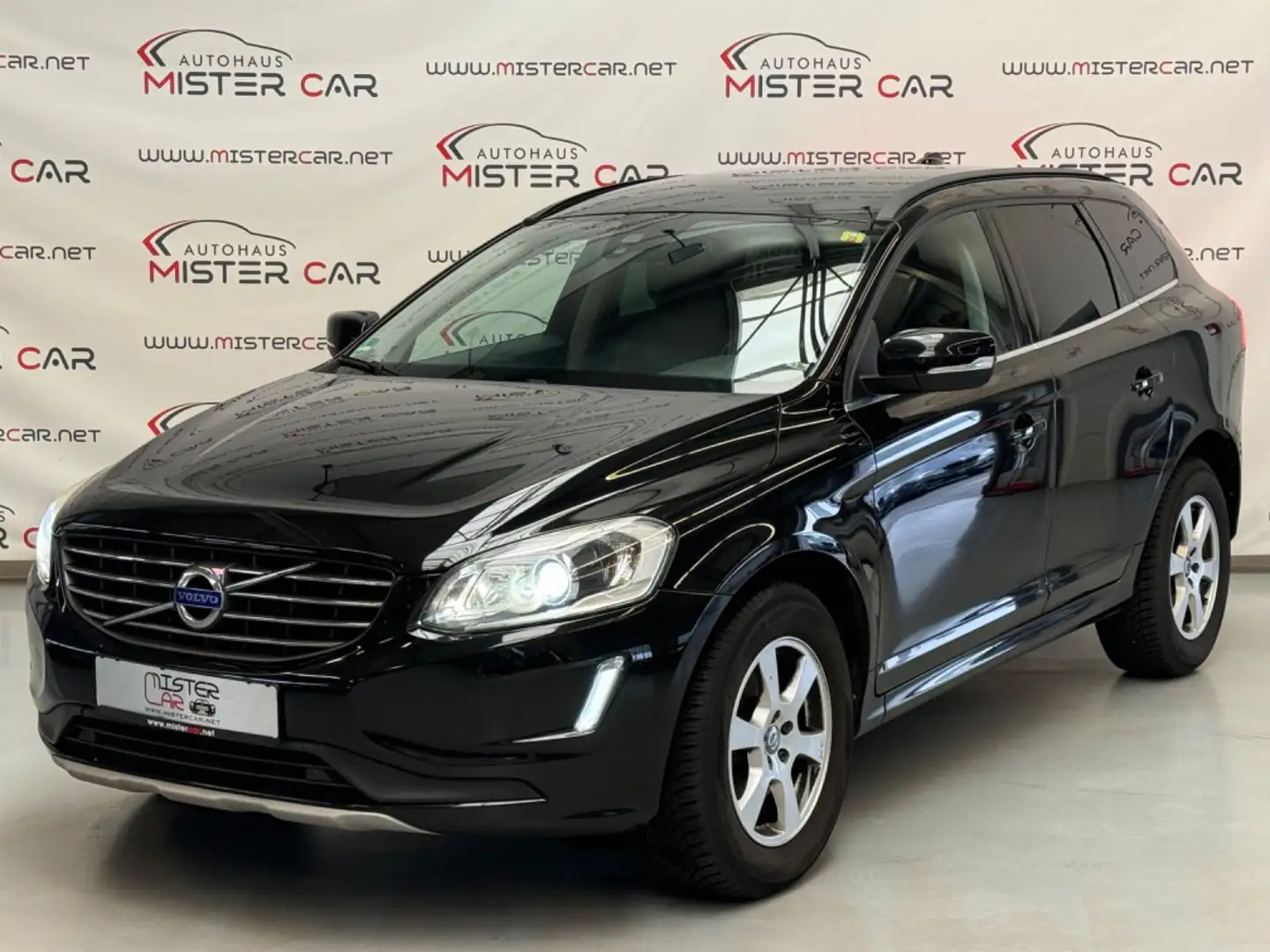 Volvo XC60 Momentum Aut DIGI/NAVI/XEN/AMBIENTE/8XALU Zwart - 1