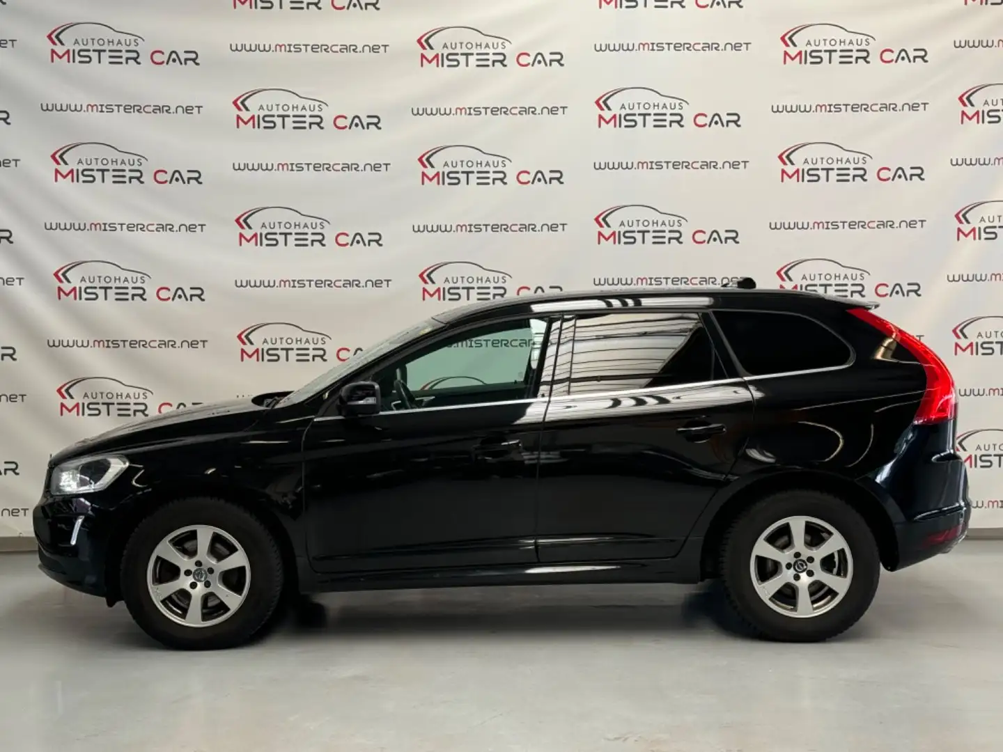 Volvo XC60 Momentum Aut DIGI/NAVI/XEN/AMBIENTE/8XALU Zwart - 2