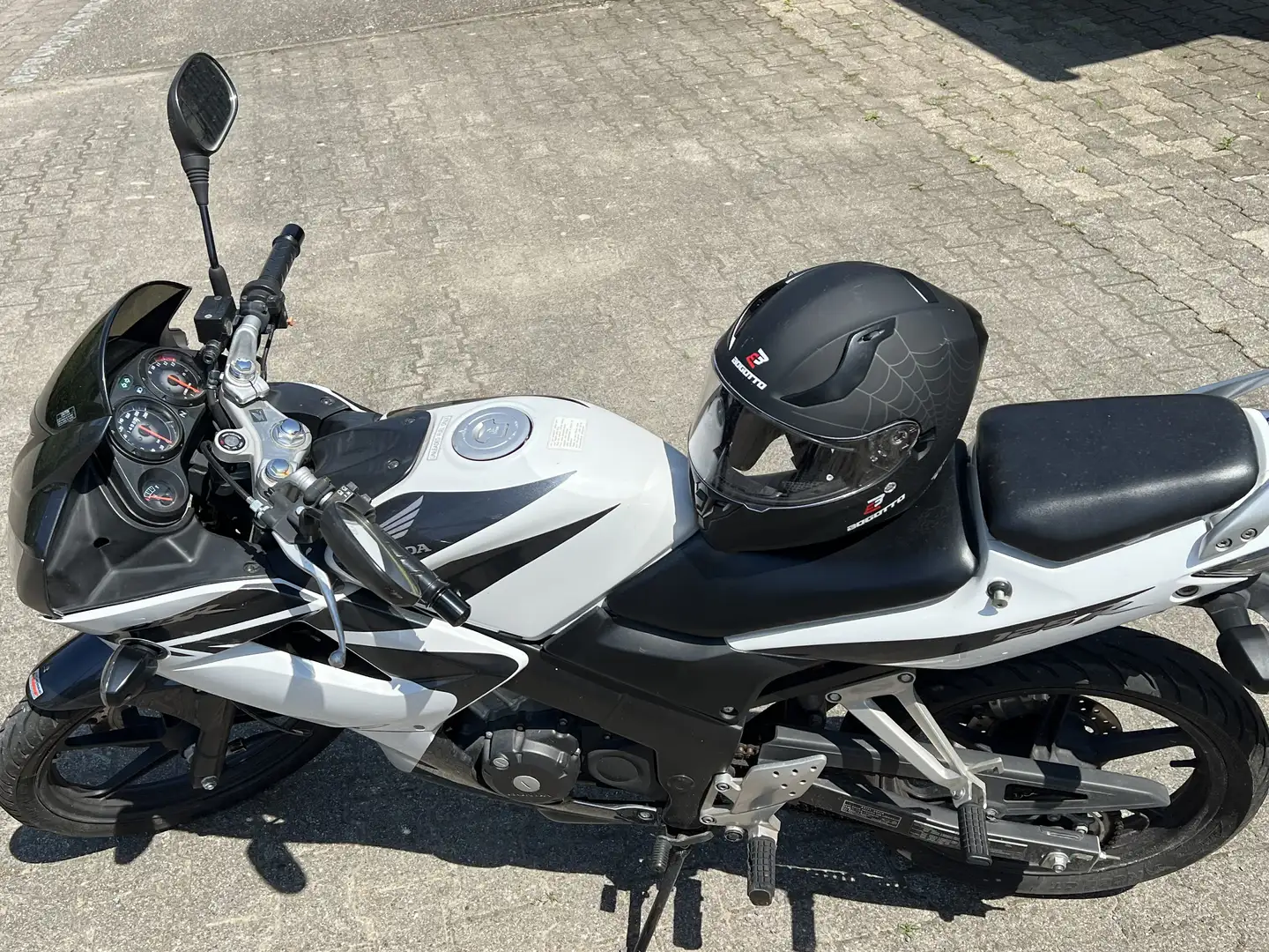 Honda CBR 125 Zwart - 1