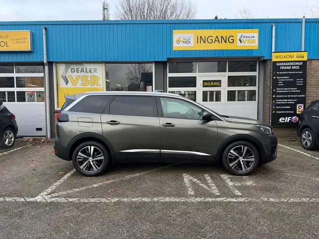Peugeot 5008 view 4