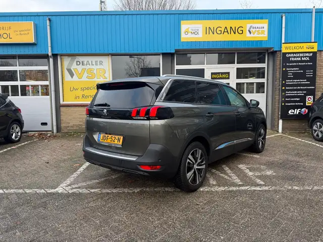 Peugeot 5008 view 5