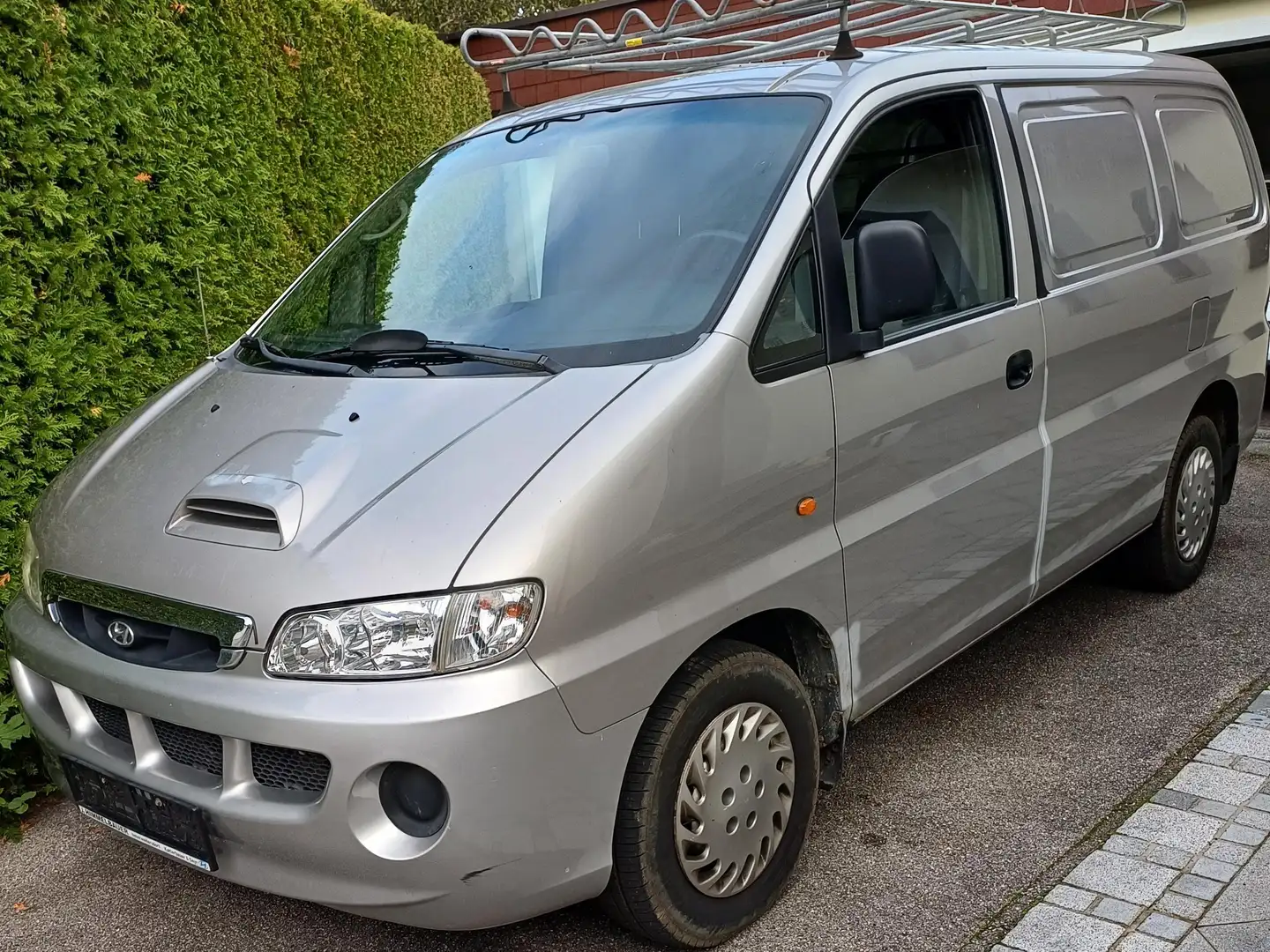 Hyundai H-1 Silber - 1