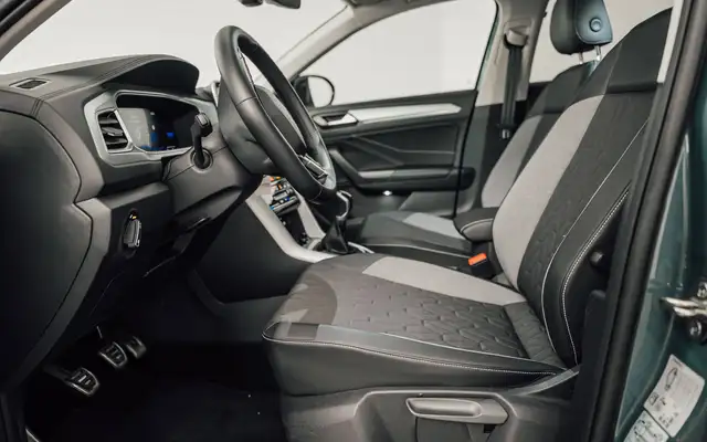 Volkswagen T-Roc view 10