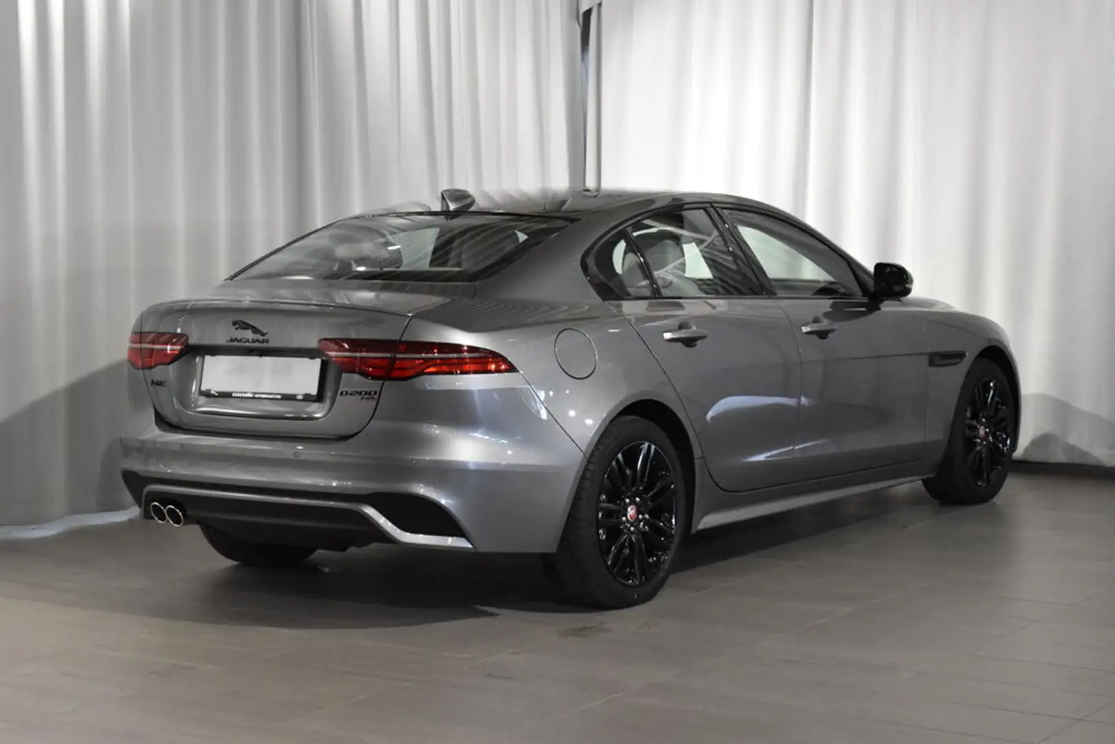 Jaguar XE R-DYNAMIC S 2,0T AWD Серый - 2
