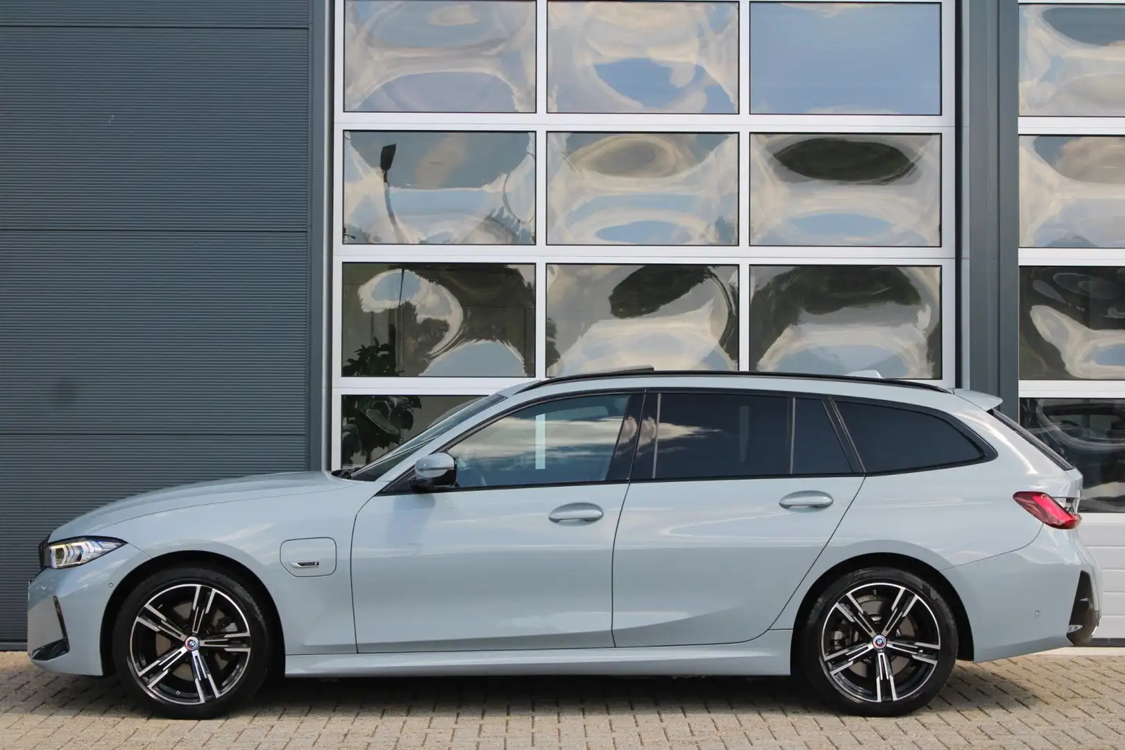 BMW 330 3-serie Touring 330e M-Sport xDrive 292pk LCI | Pa Grijs - 2