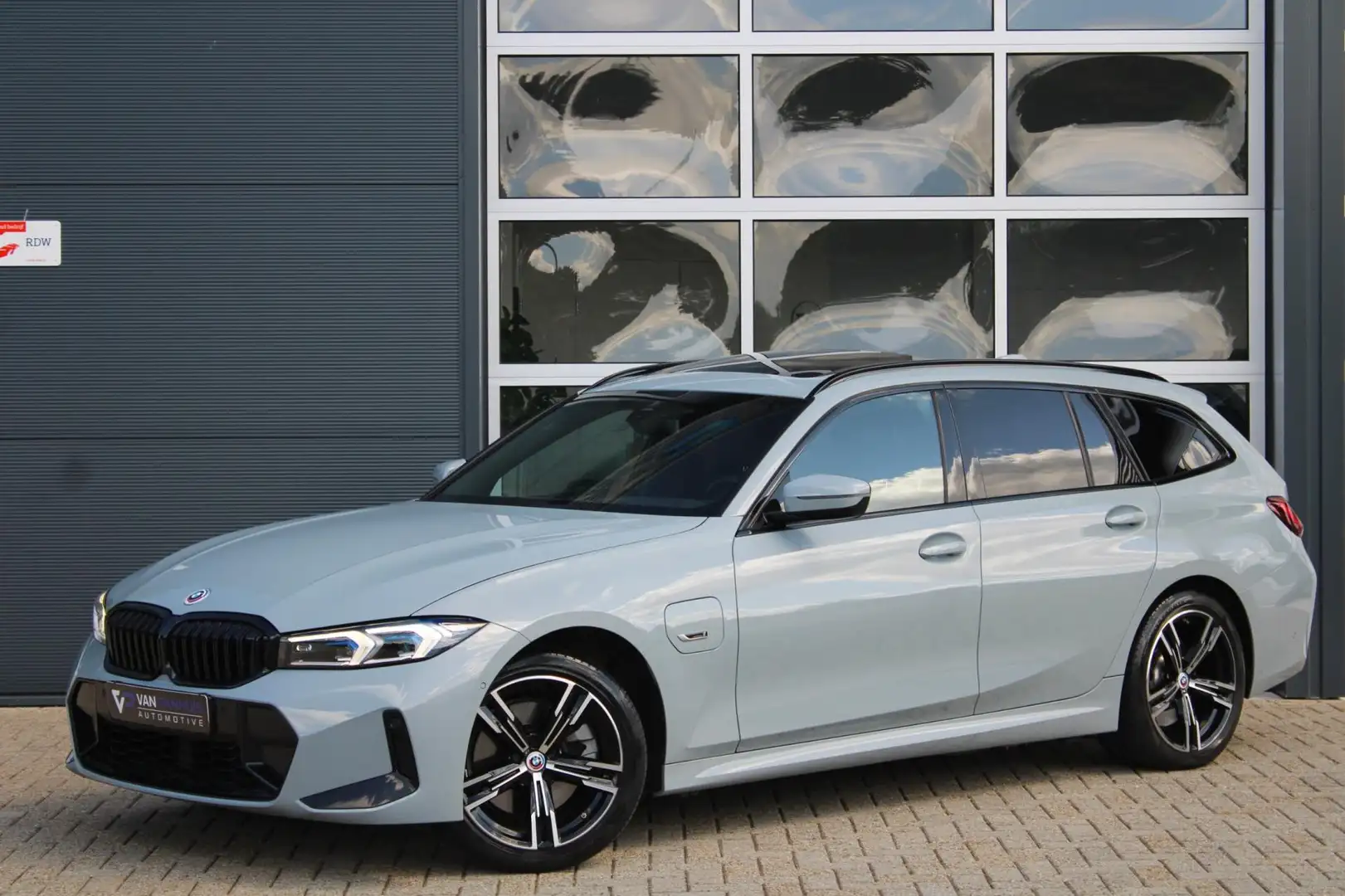 BMW 330 3-serie Touring 330e M-Sport xDrive 292pk LCI | Pa Grijs - 1