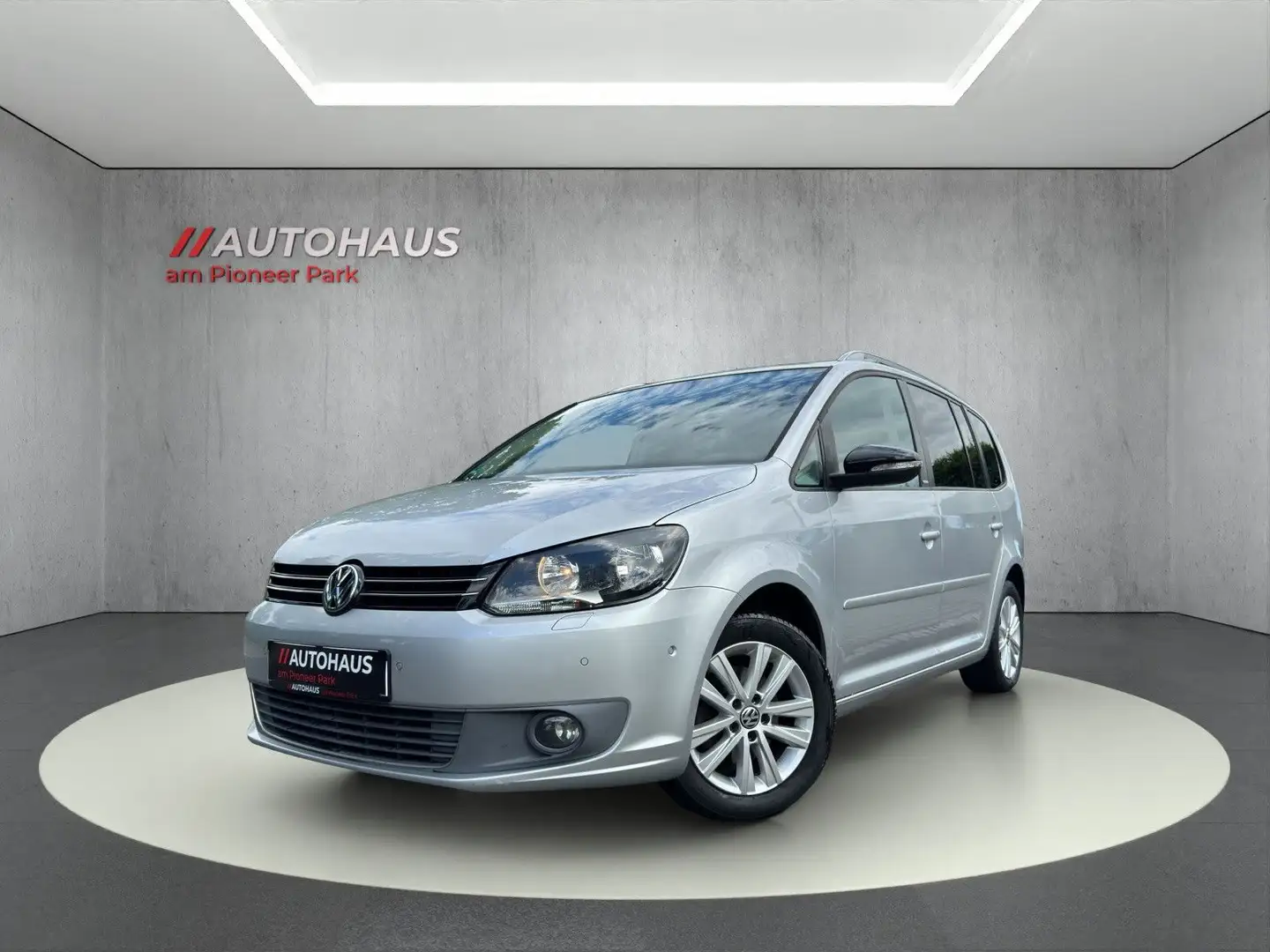Volkswagen Touran 1.6 TDI Style BMT-Pano-SHZ-PDC-AHK-Navi Silber - 1