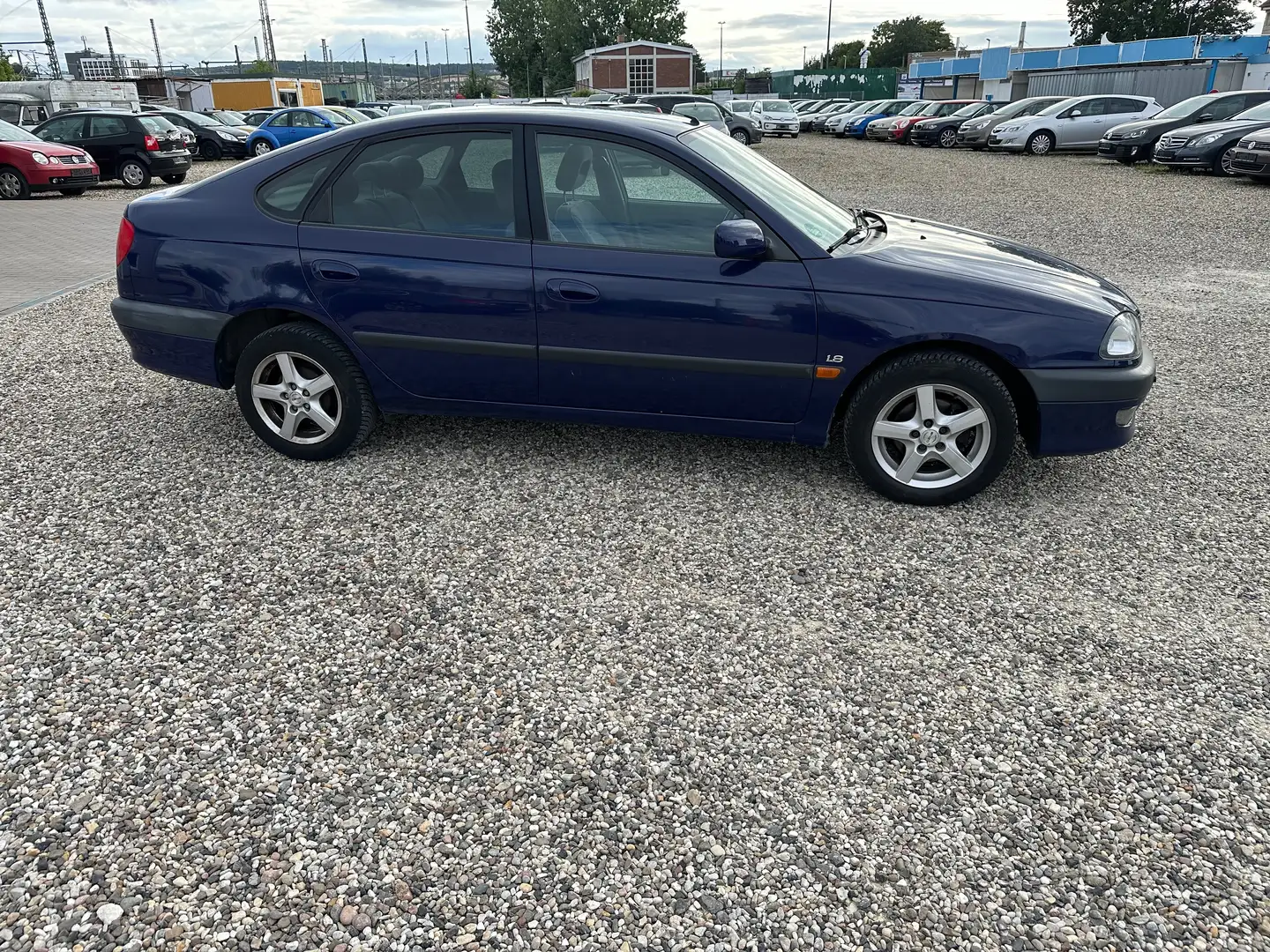 Toyota Avensis 1.8 linea sol Blau - 1