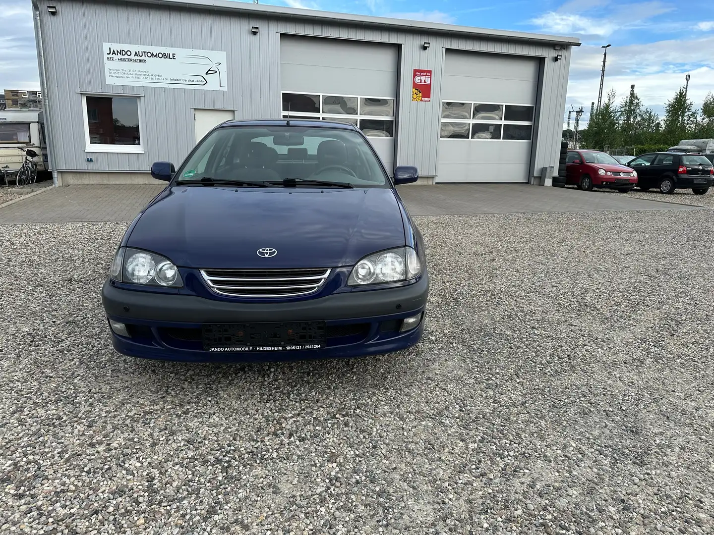 Toyota Avensis 1.8 linea sol Blau - 2