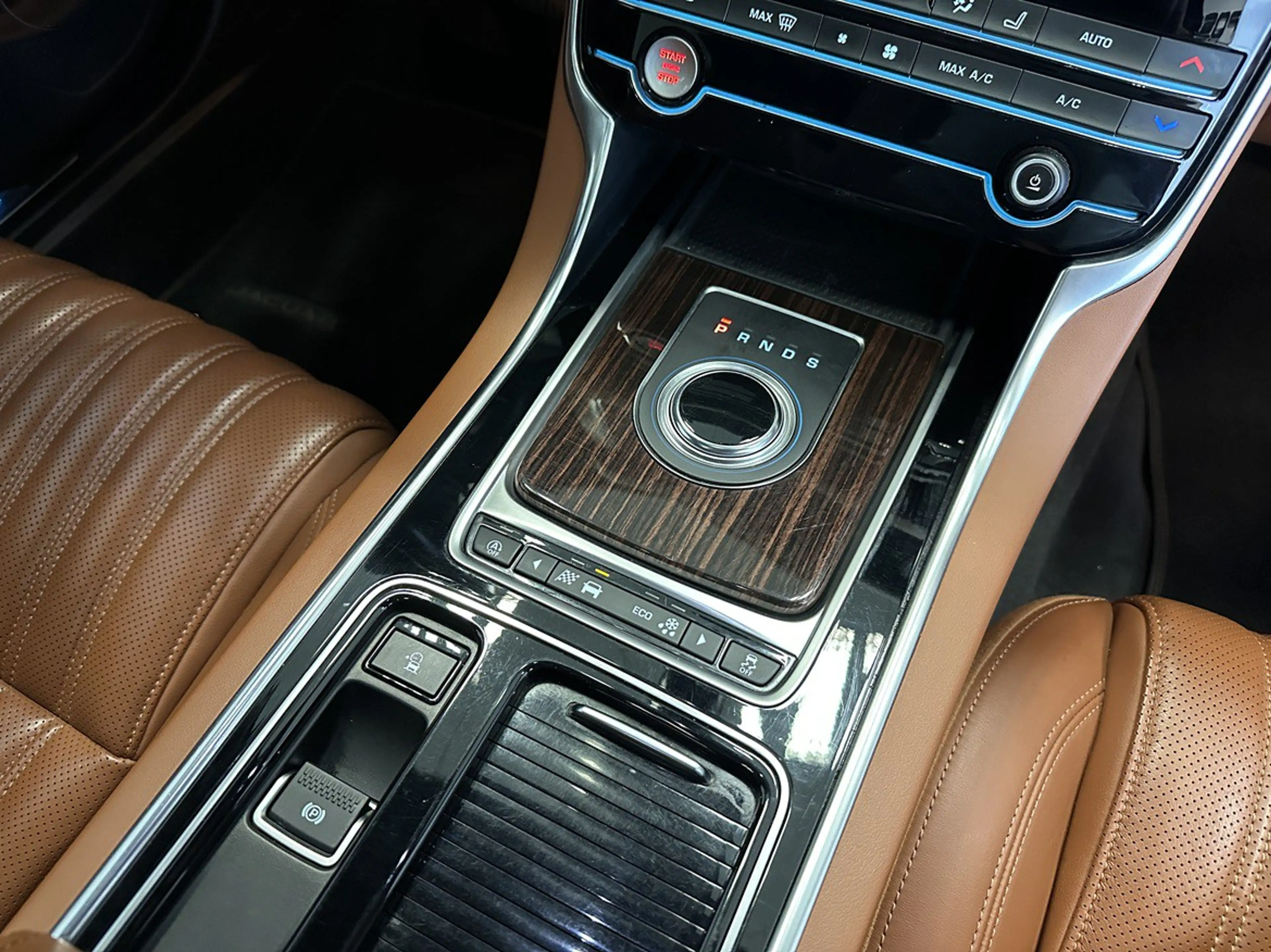Jaguar XF Sportbrake 20d Portfolio AWD ACCLeder LED Navi — photo 12