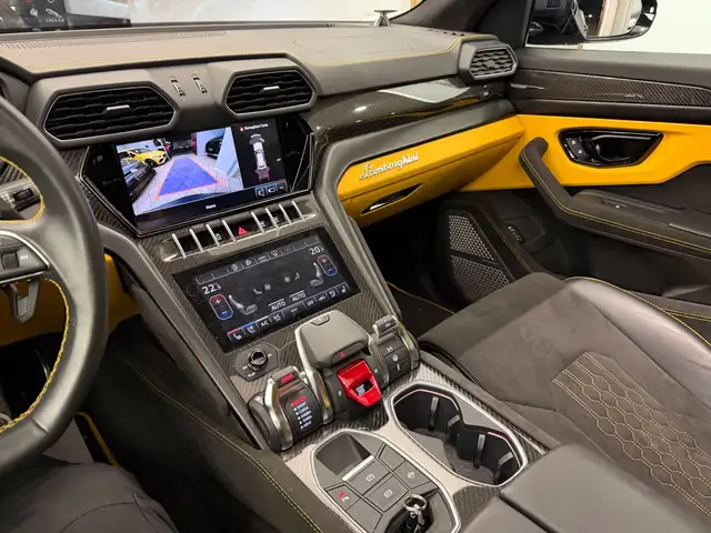 Lamborghini Urus view 5
